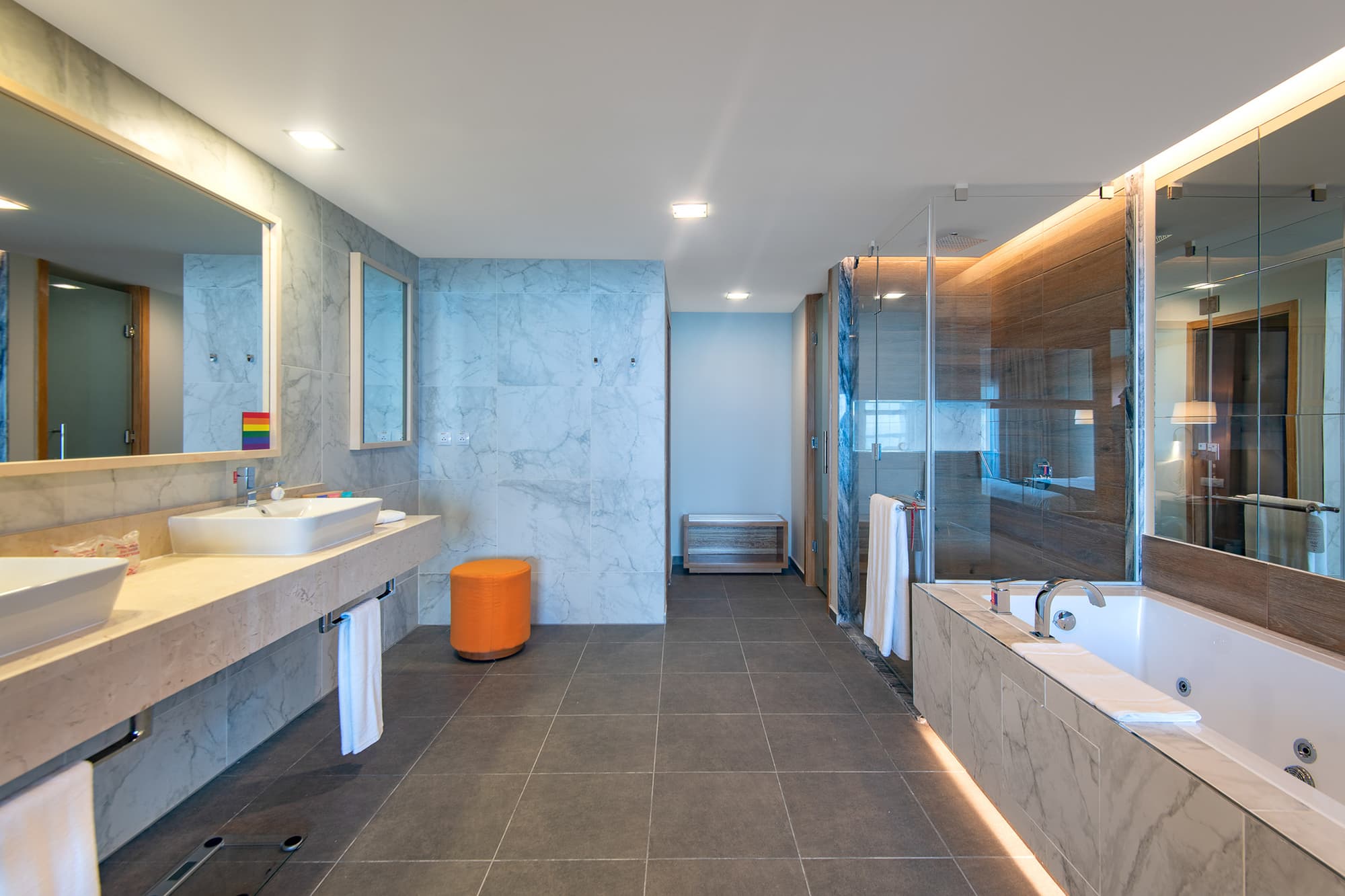 Gran Muthu Rainbow, Room