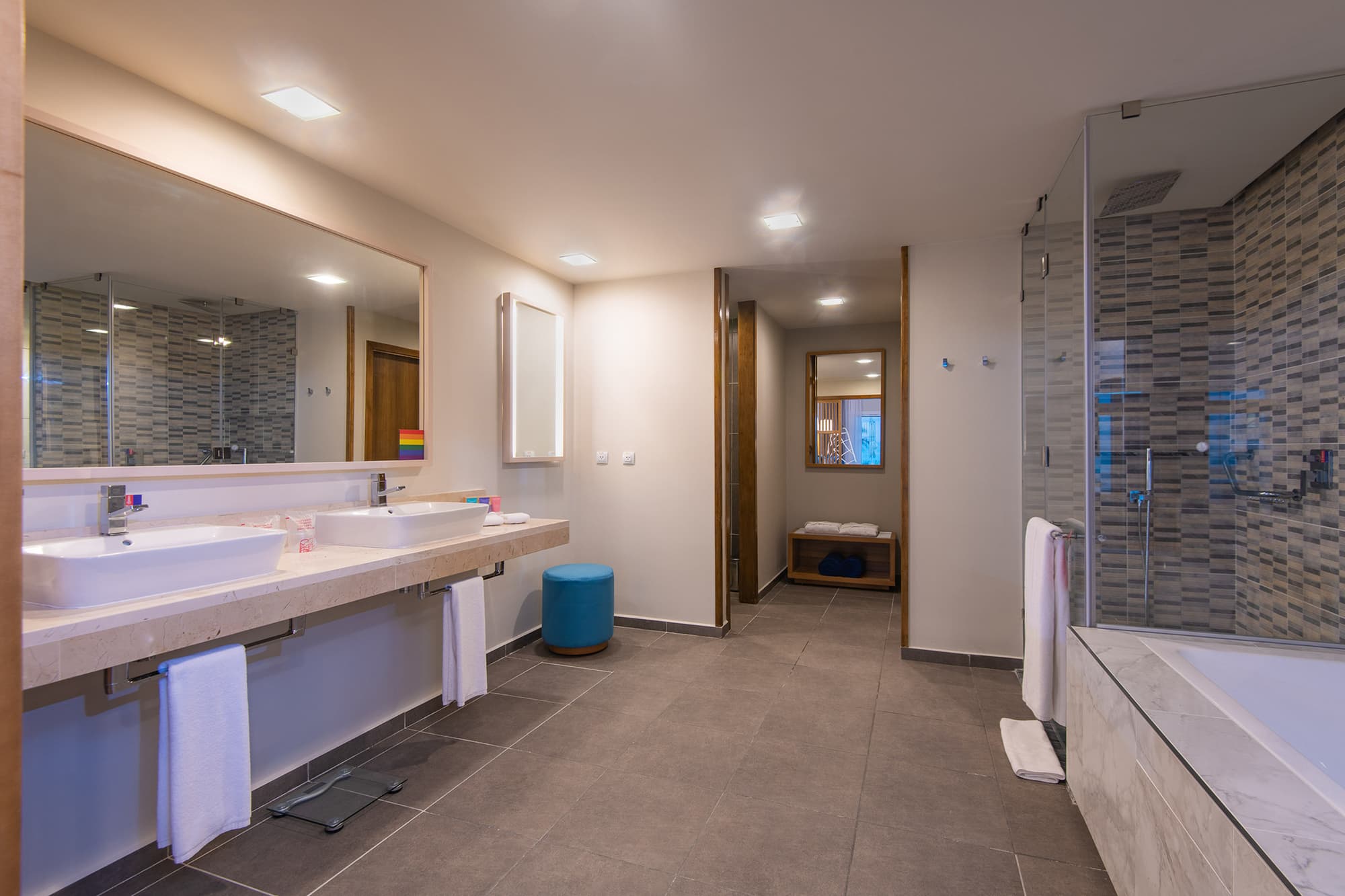 Gran Muthu Rainbow, Room