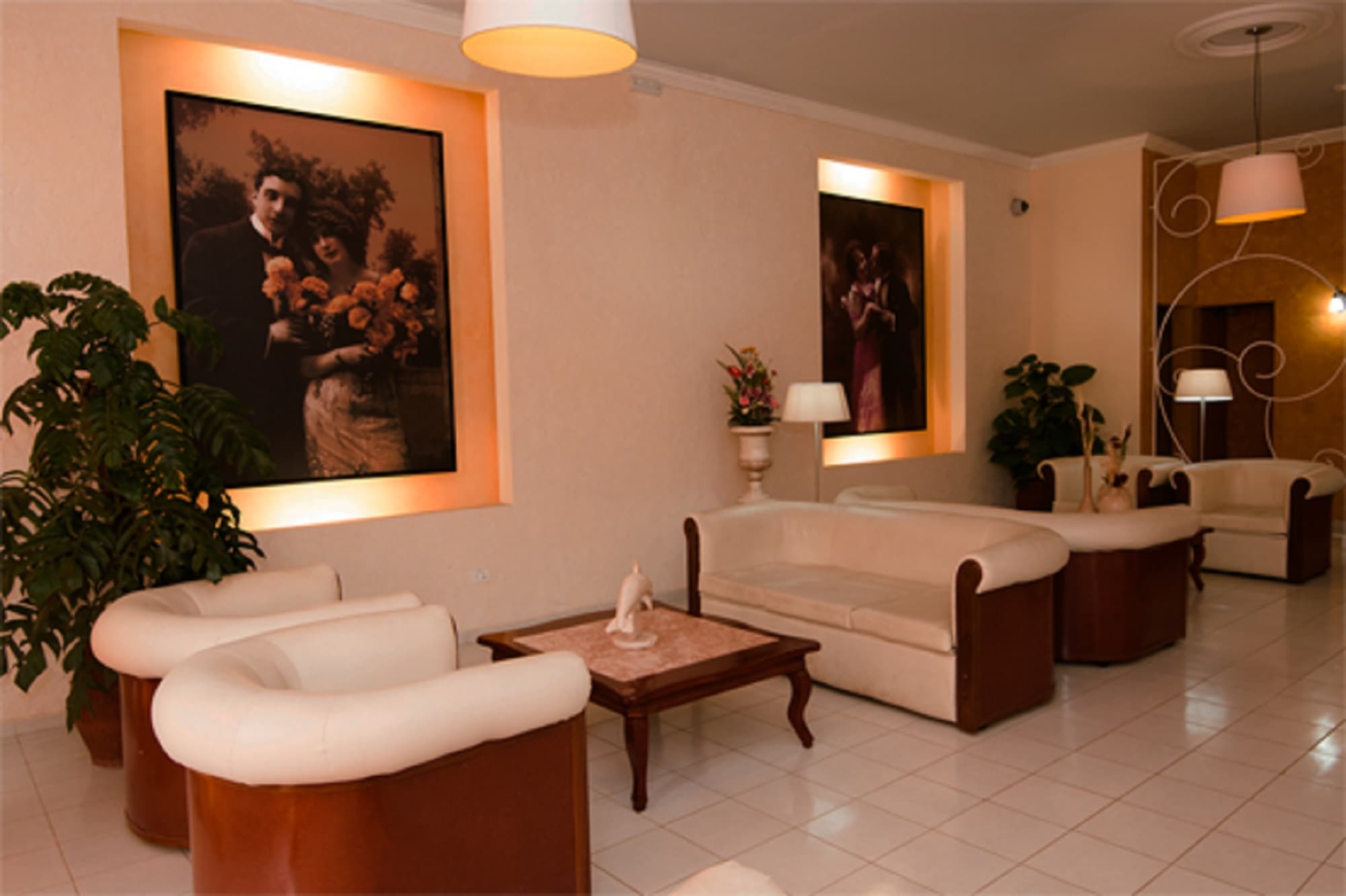 Hotel E La Ronda, Lobby