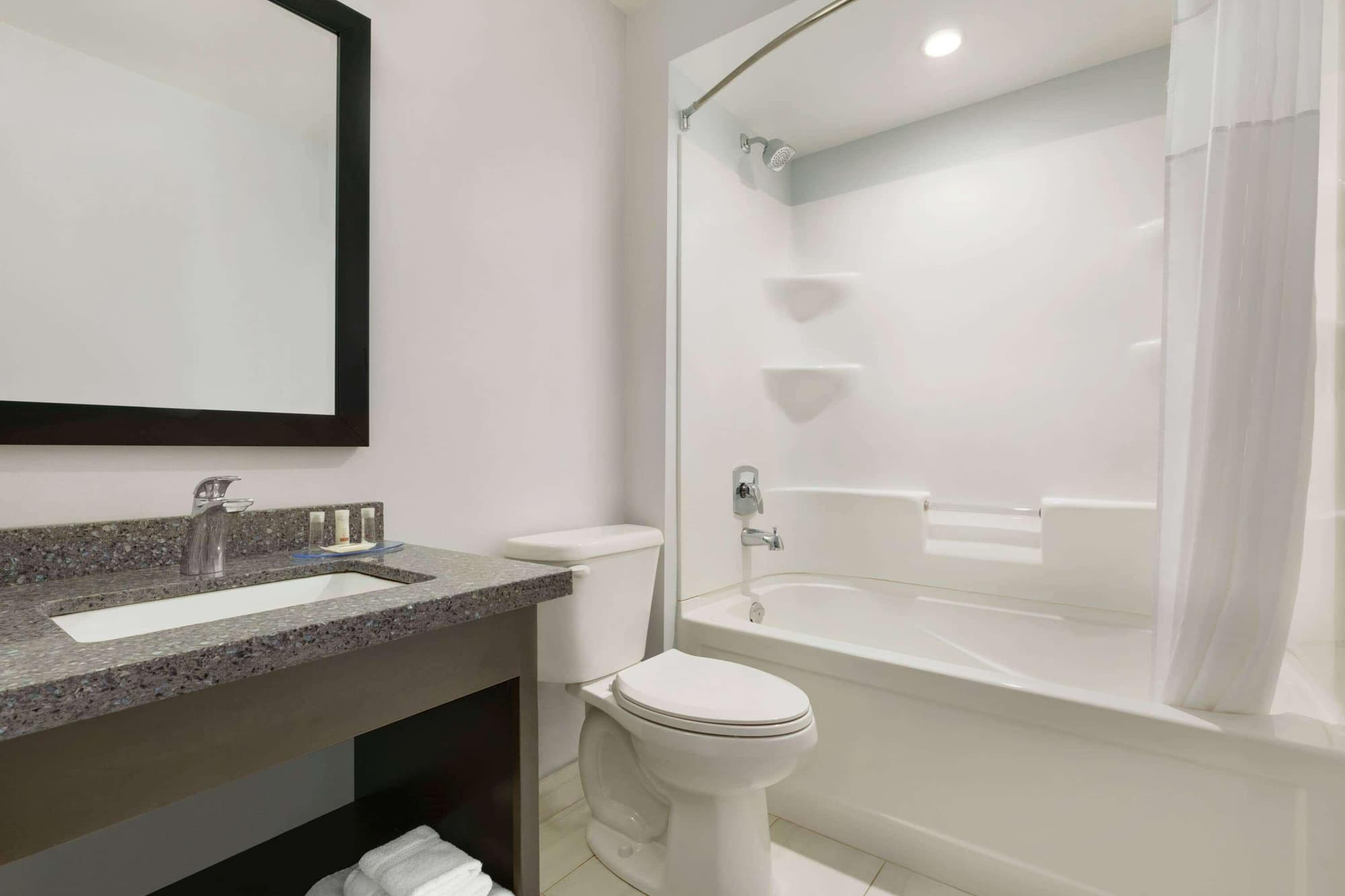 Days Inn By Wyndham Sarnia Harbourfront, Room