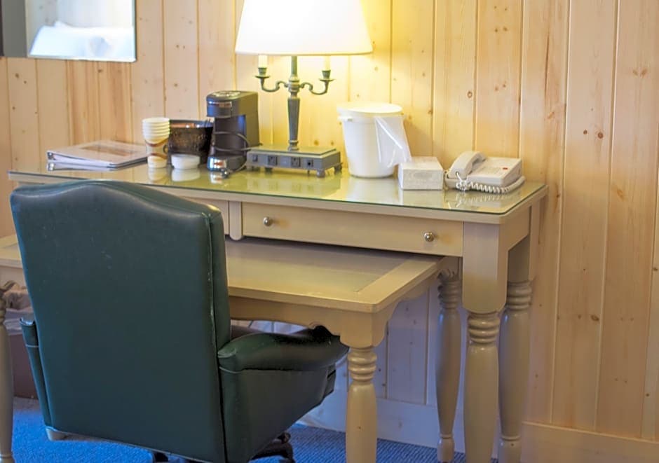 Aspen Village Inn, General view