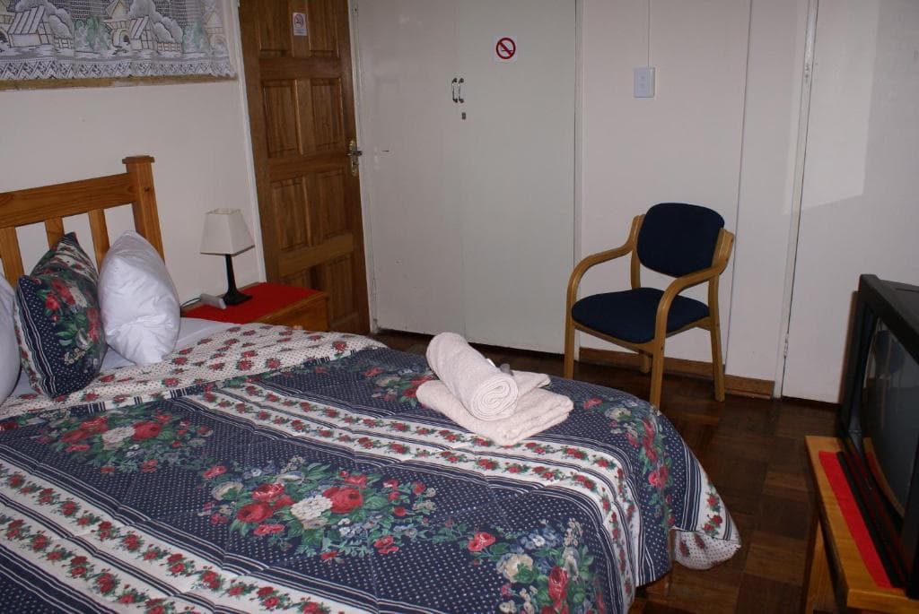 Airport Inn Bed and Breakfast, Room