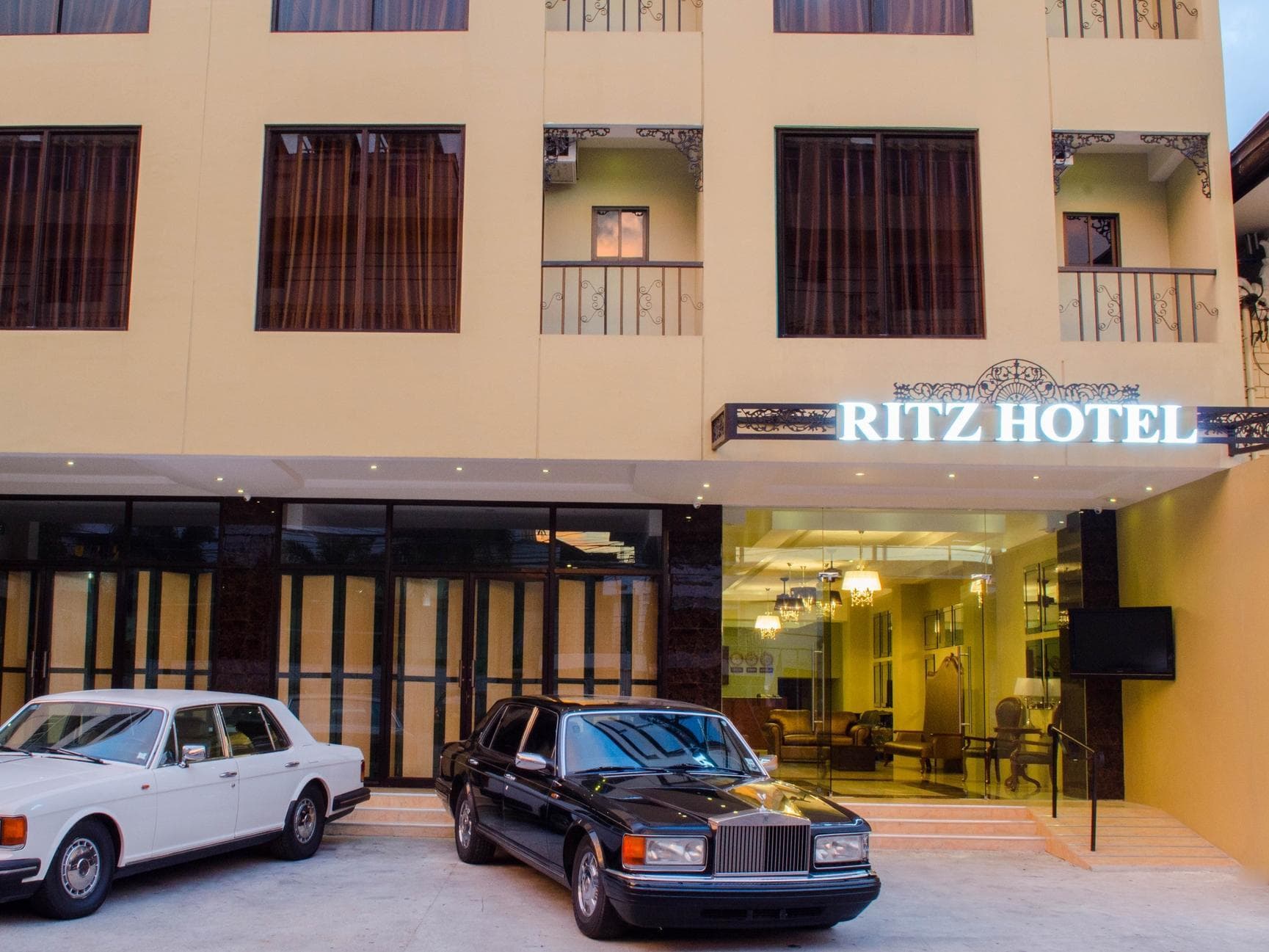 Ritz Hotel Angeles, General view