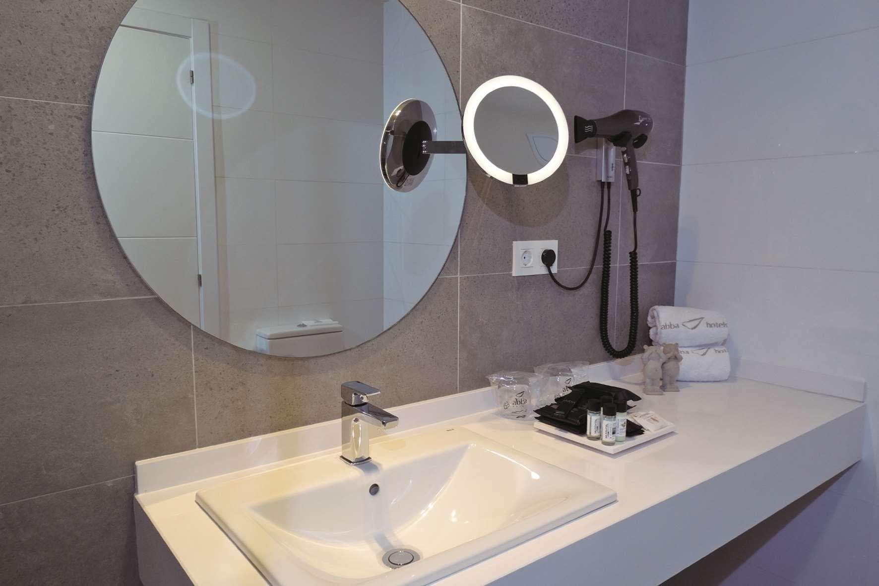 Bilbao City Center by Abba Suites, Room