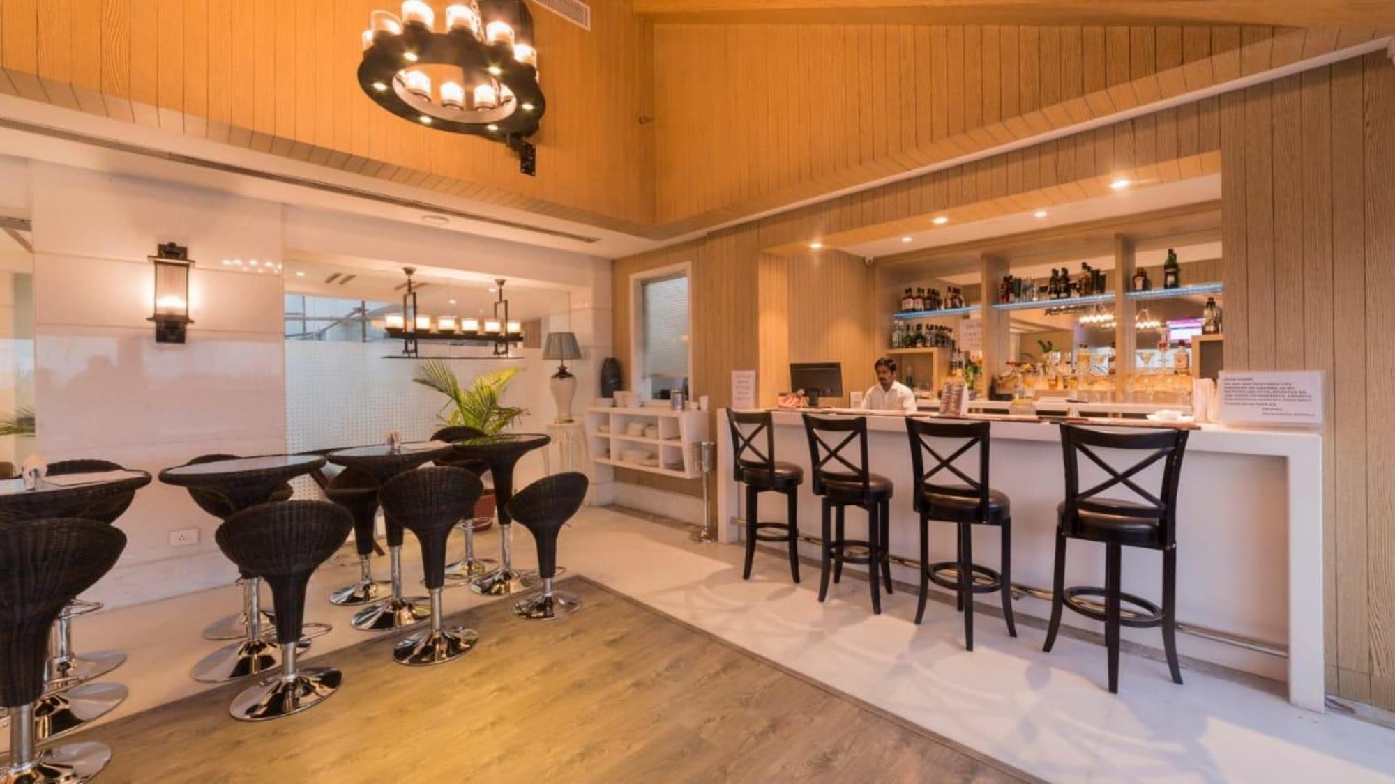 Costa Riviera Hotel, Bar