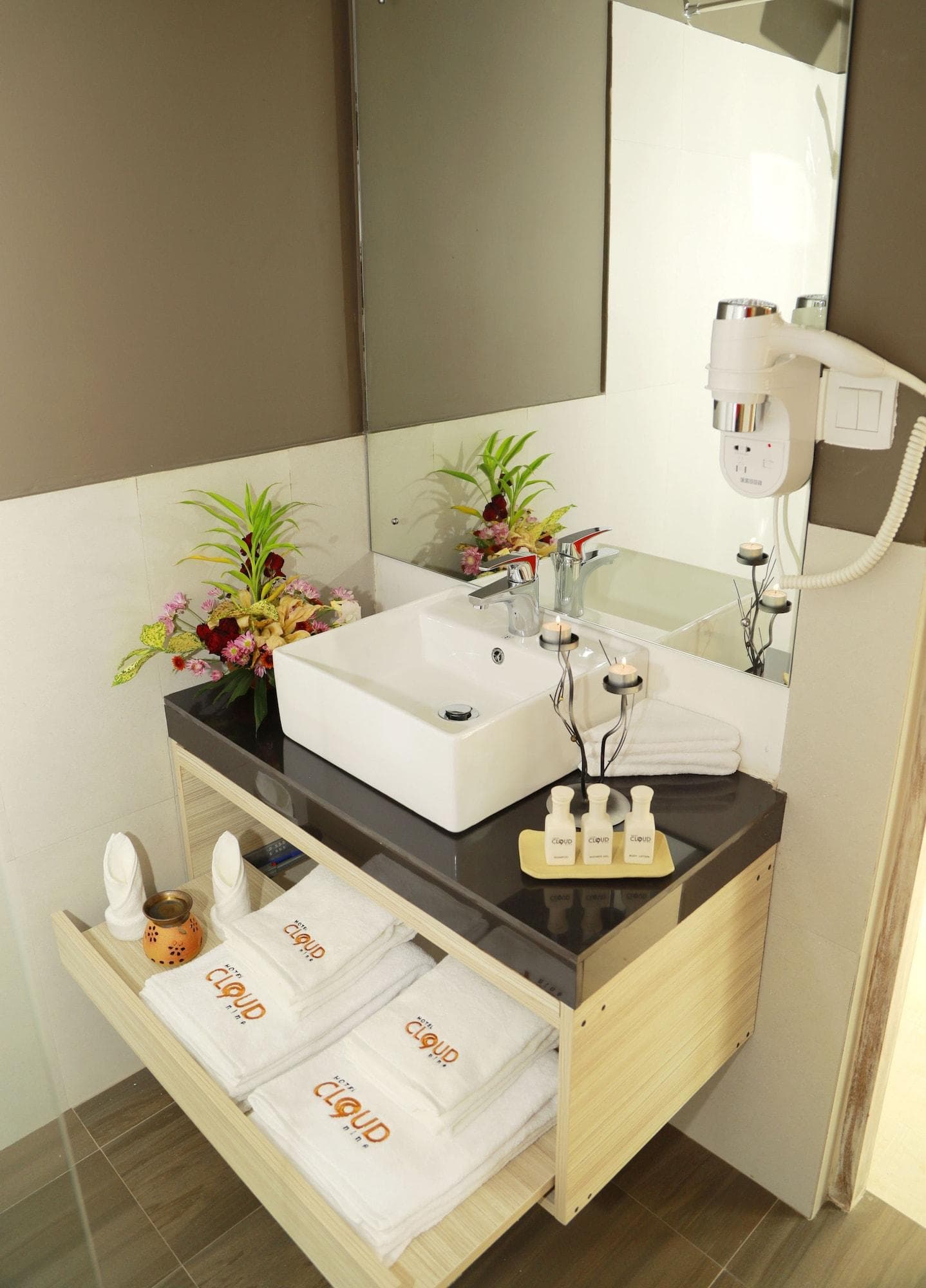 hotel cloud nine, Room