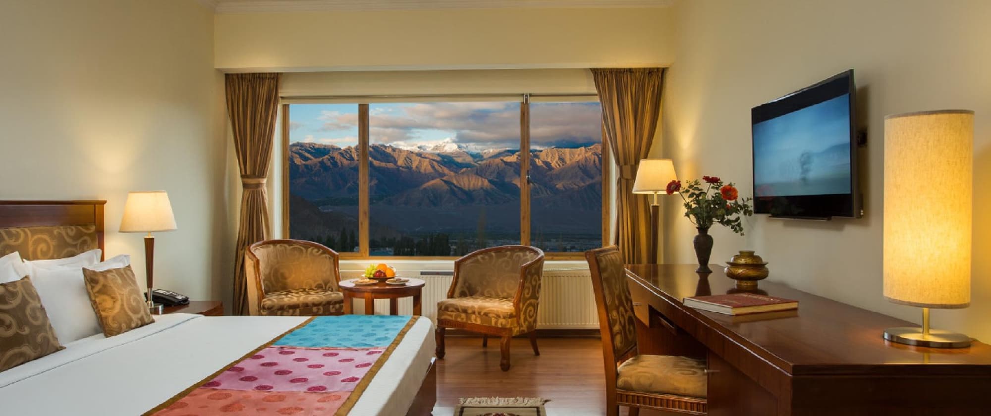 The Grand Dragon Hotel, Room