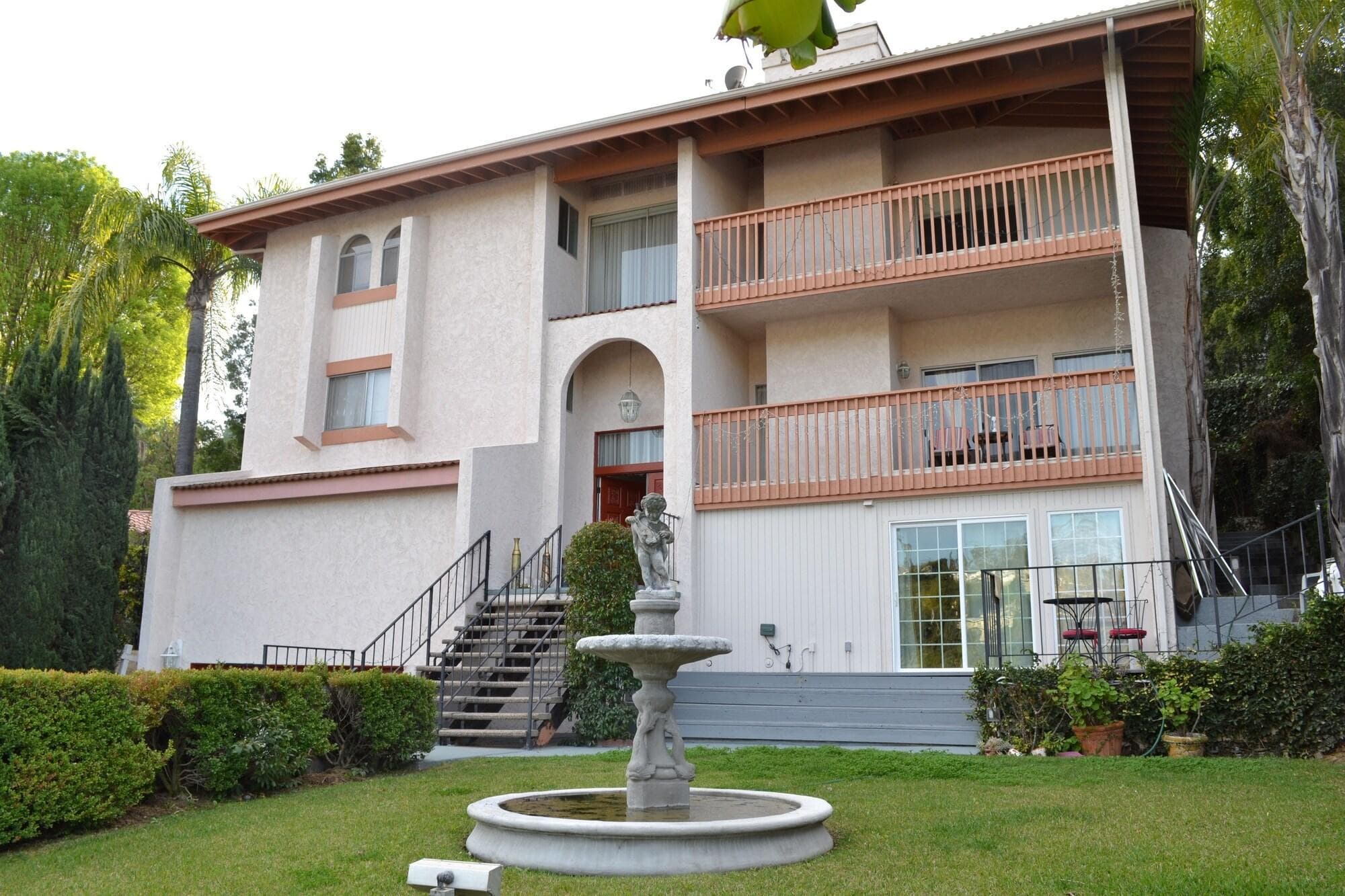 Mini Mansion In Hollywood Hills, General view