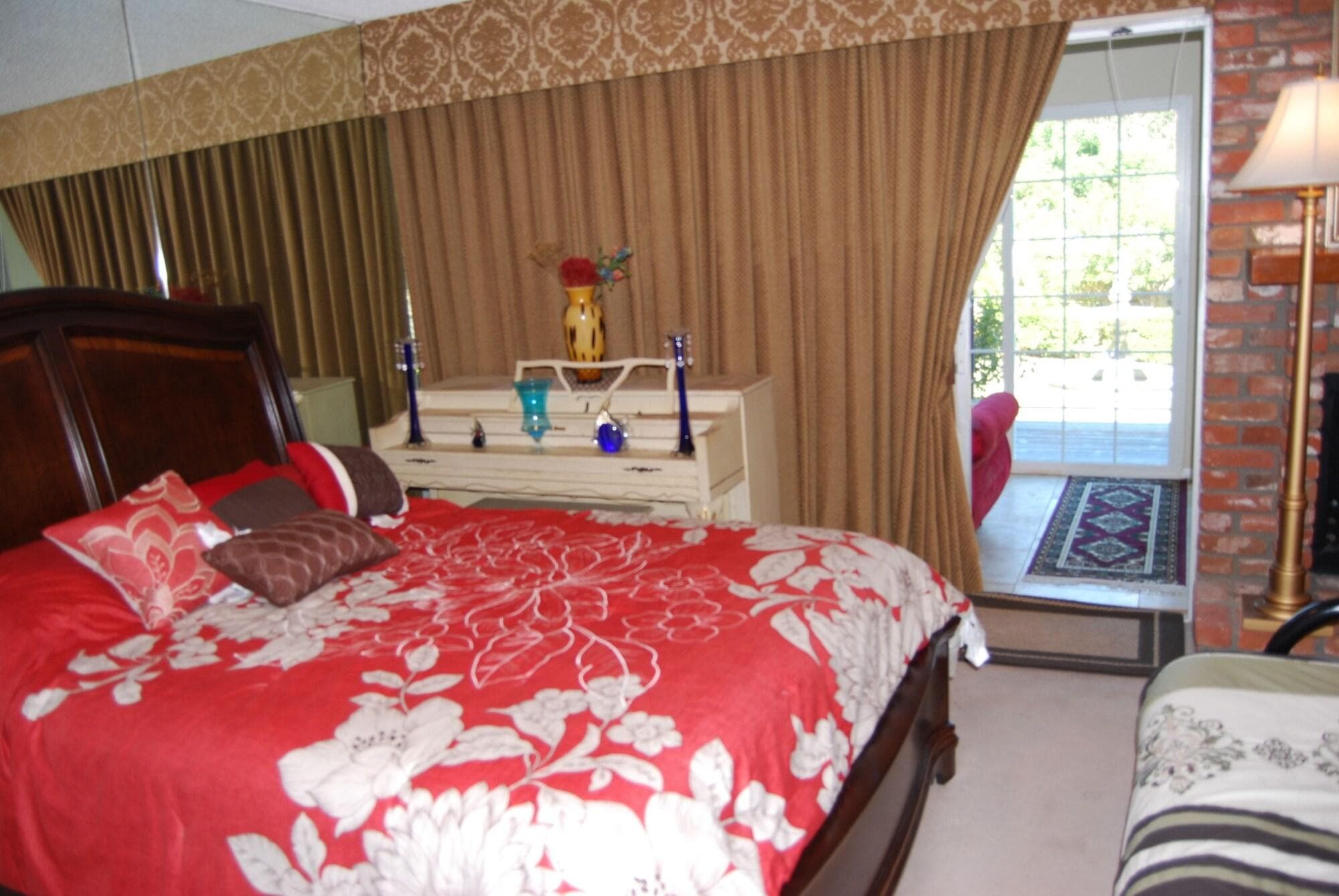 Mini Mansion In Hollywood Hills, Room