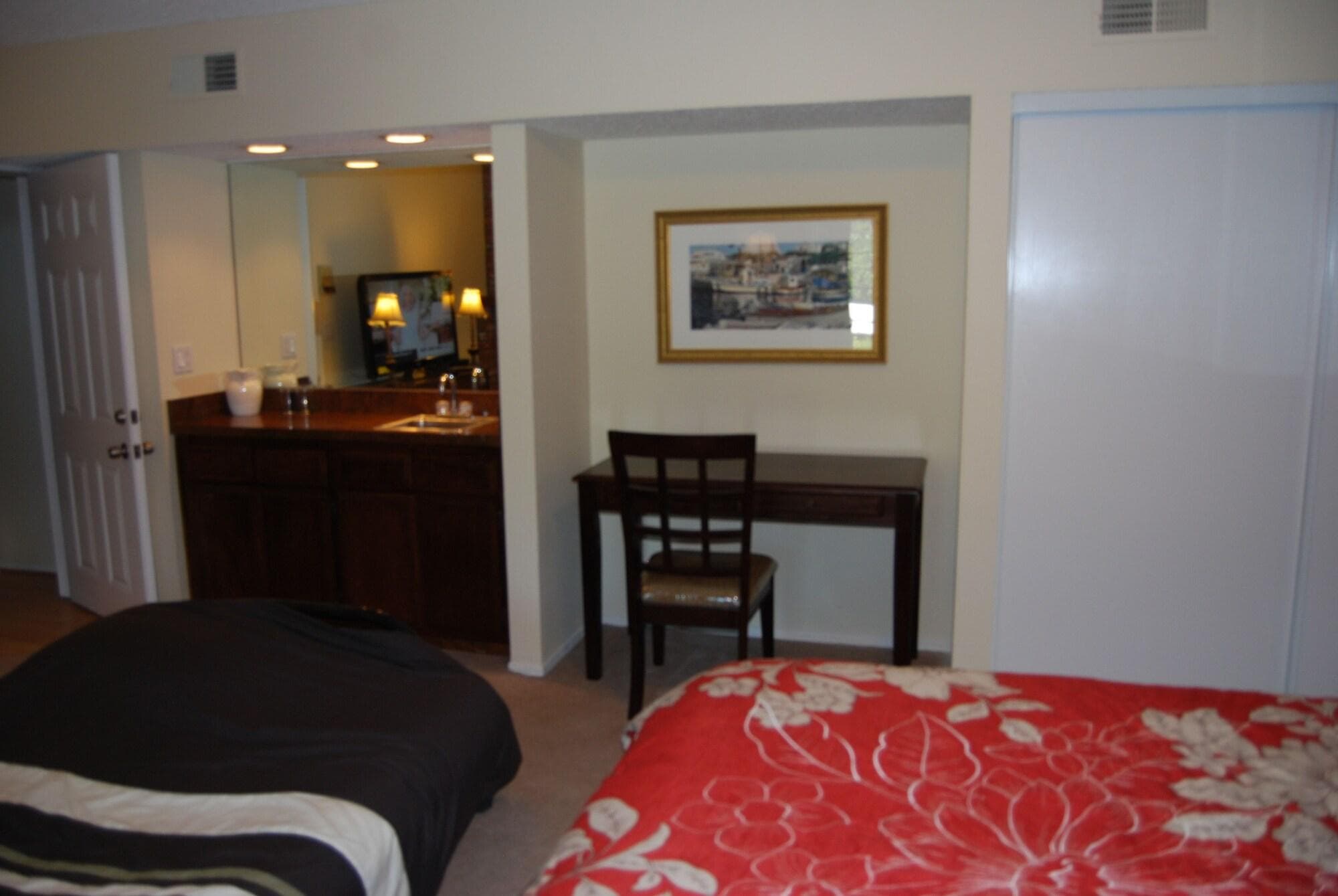 Mini Mansion In Hollywood Hills, Room