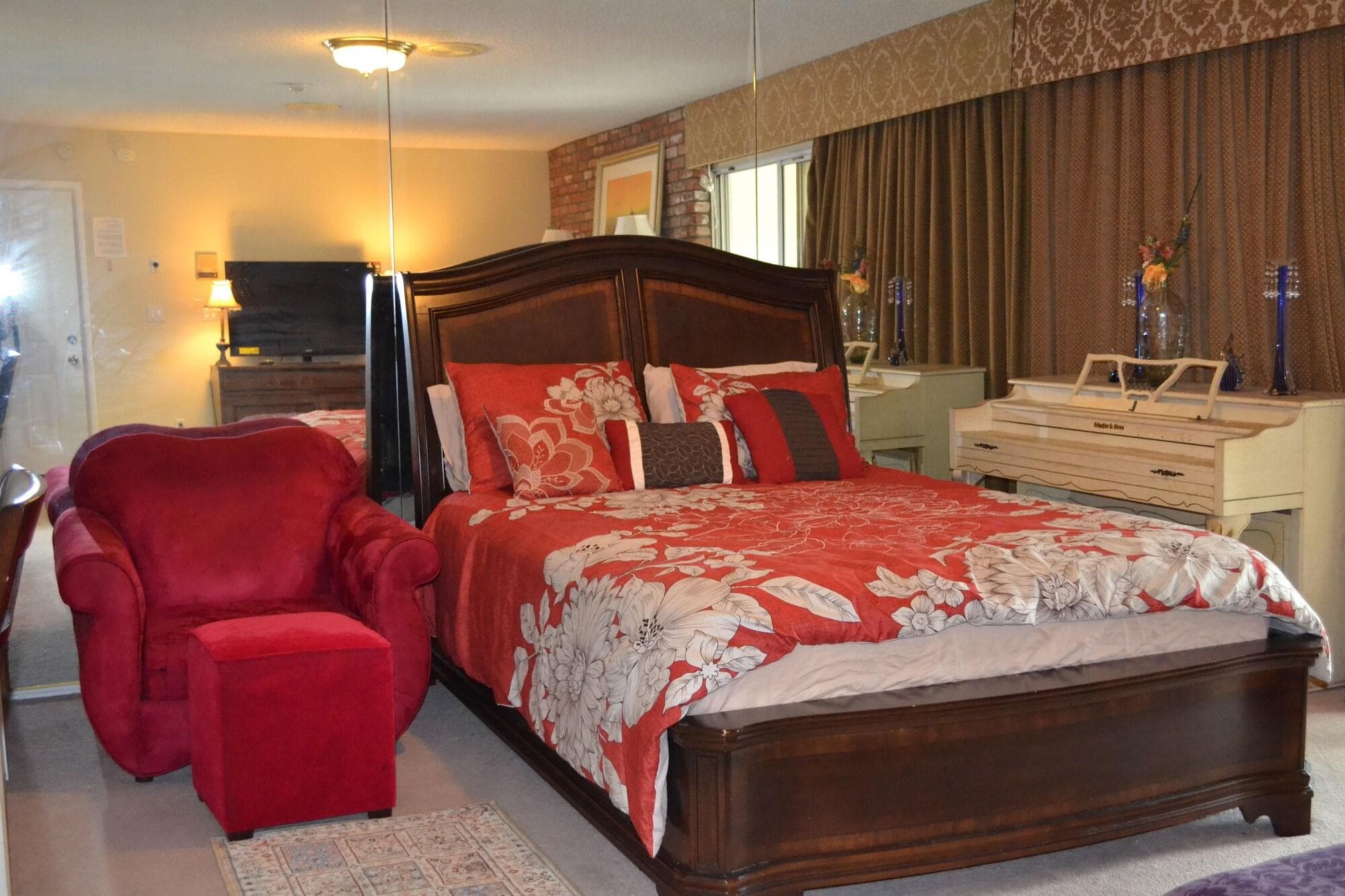 Mini Mansion In Hollywood Hills, Room