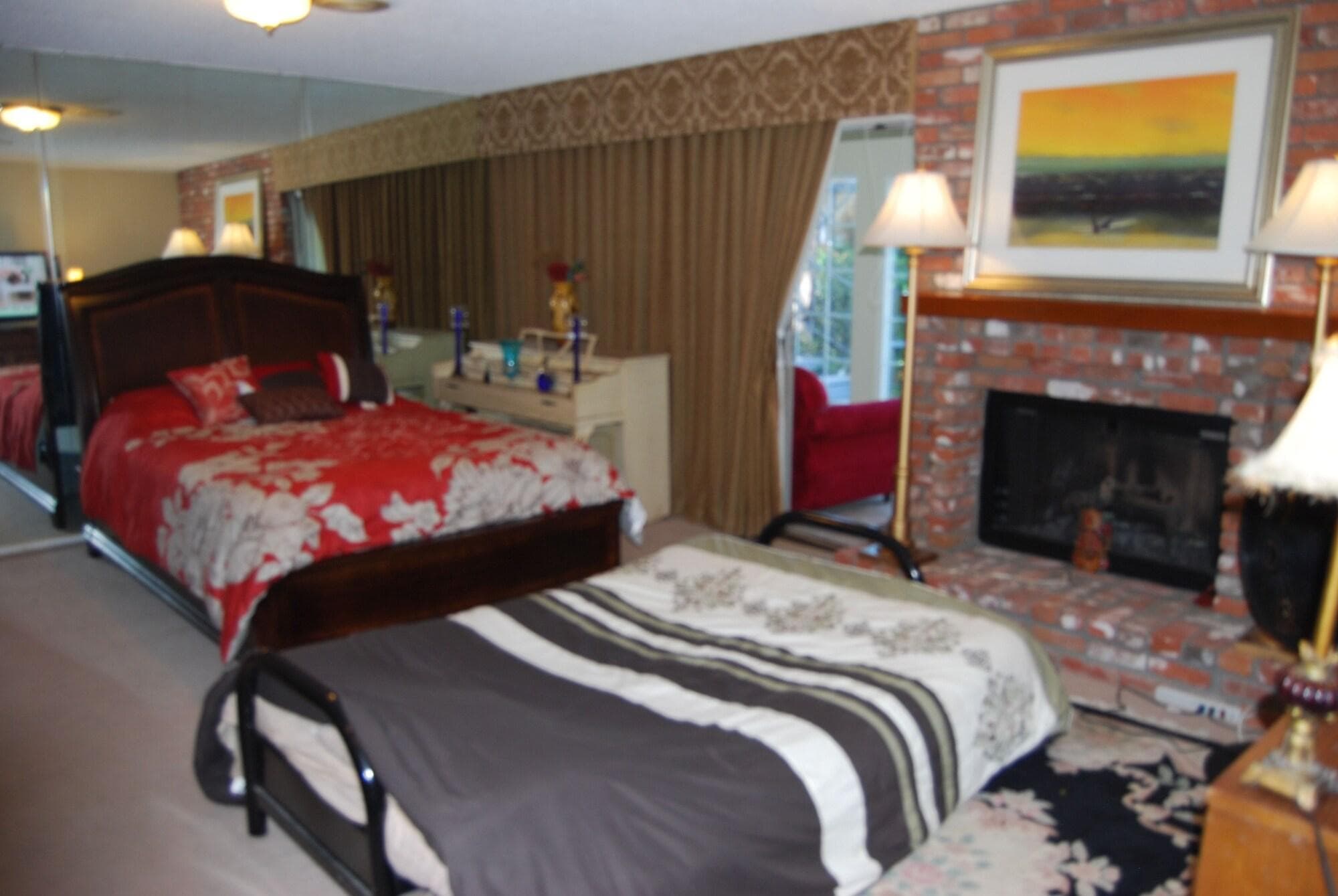 Mini Mansion In Hollywood Hills, Room