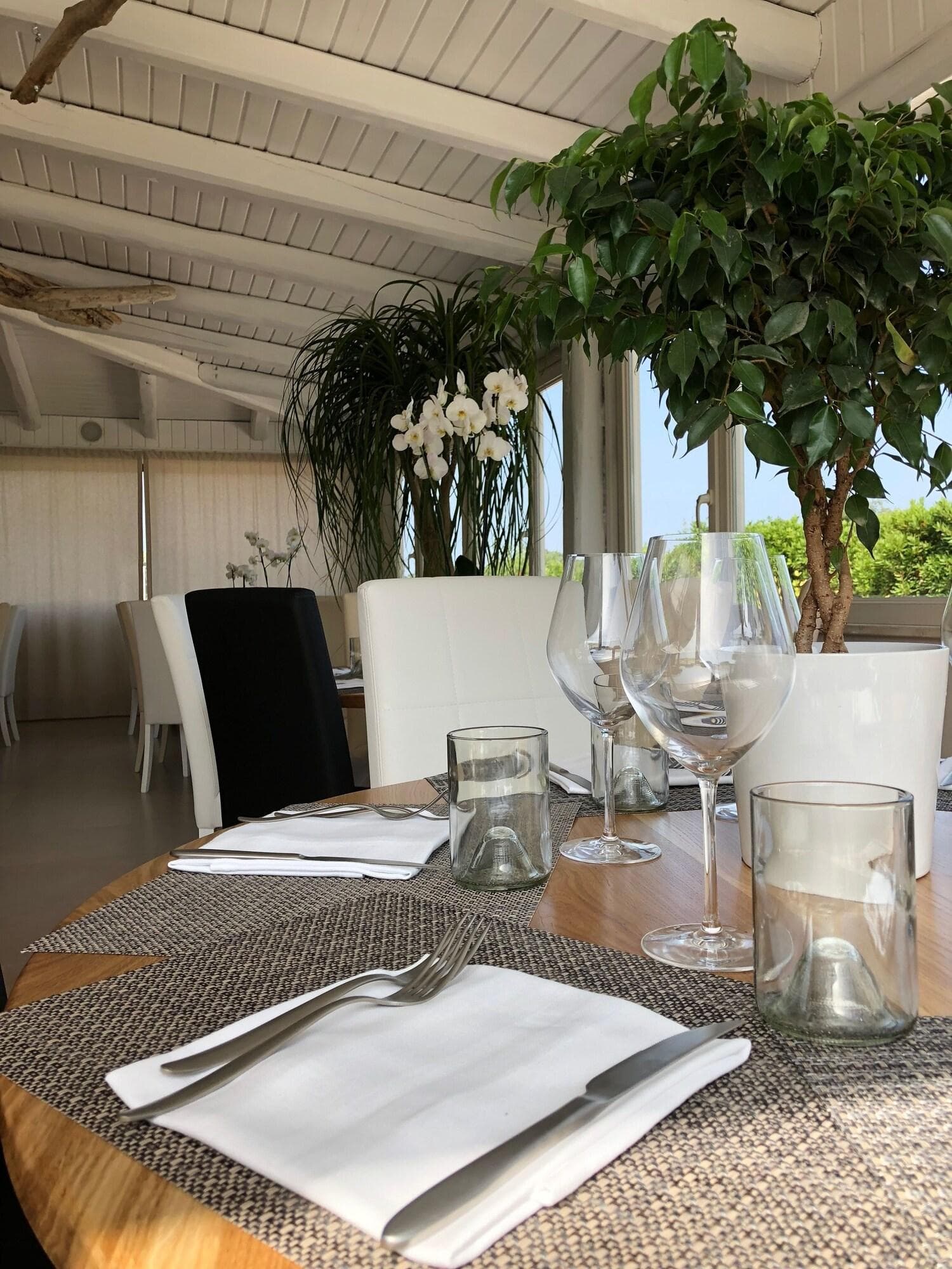 Love Fama, Restaurant