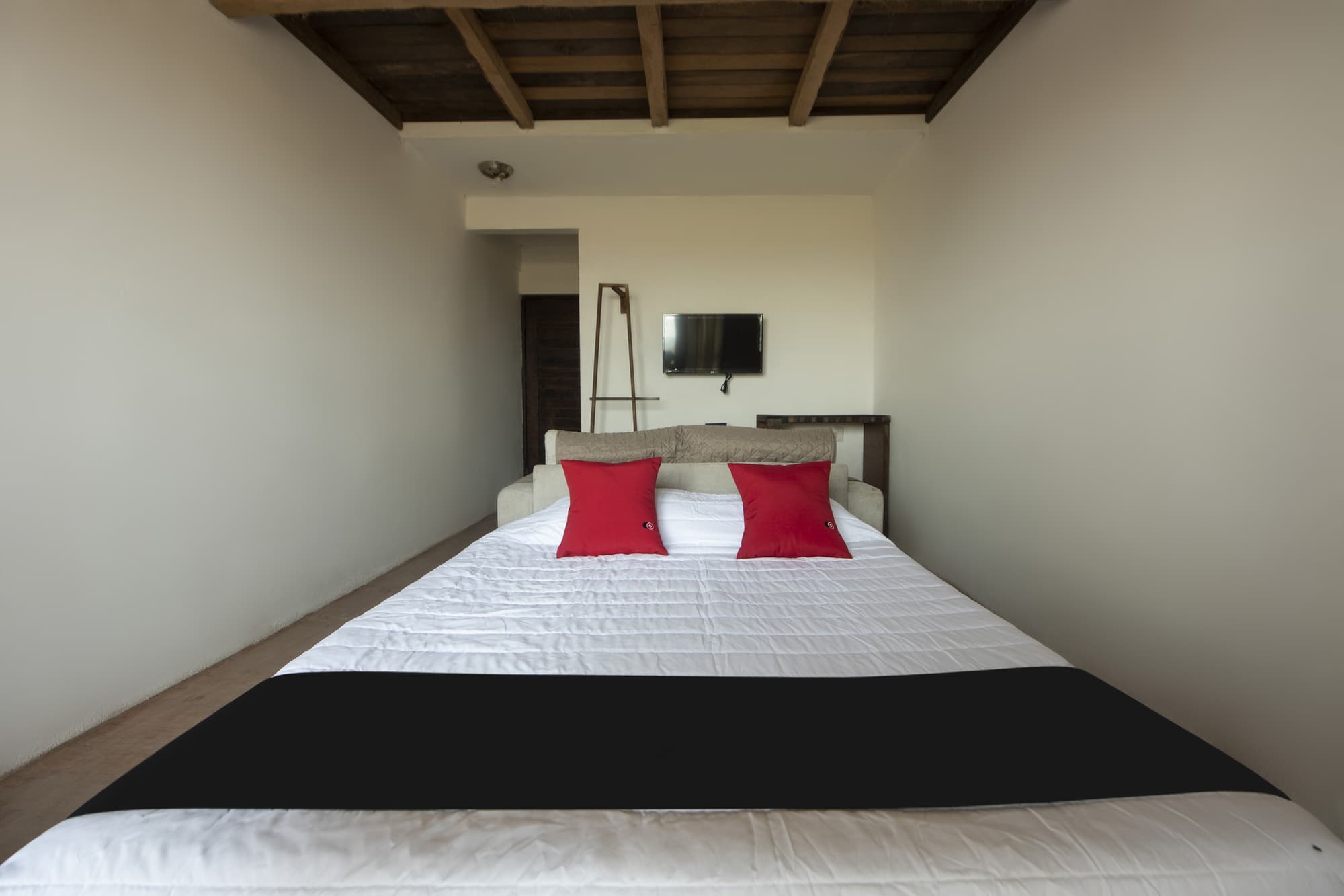 Capital O Verdemar, Room