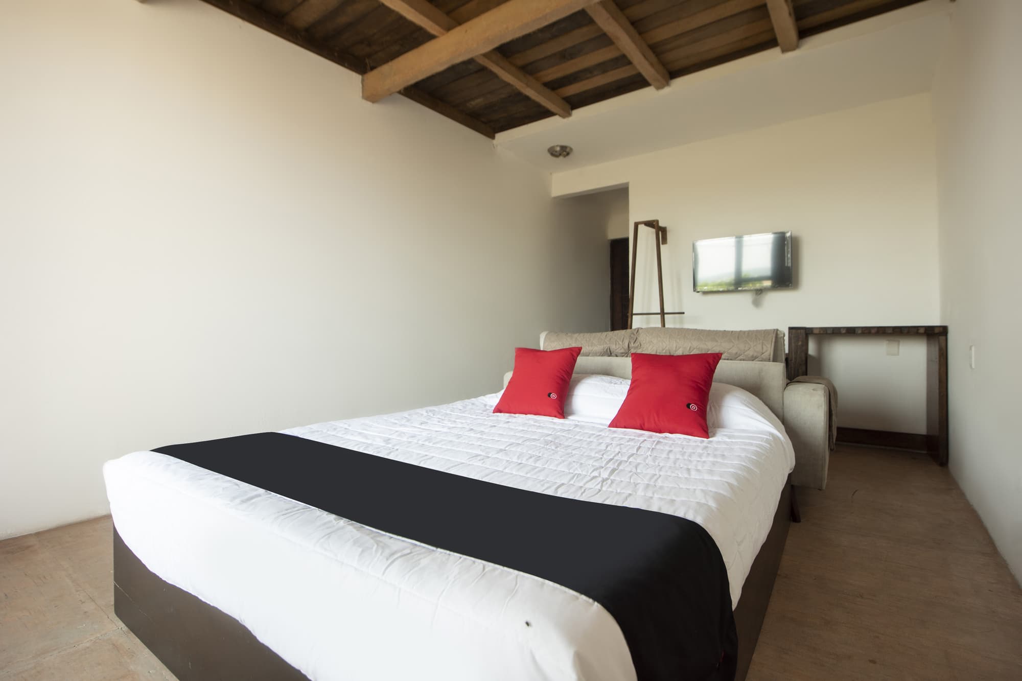 Capital O Verdemar, Room