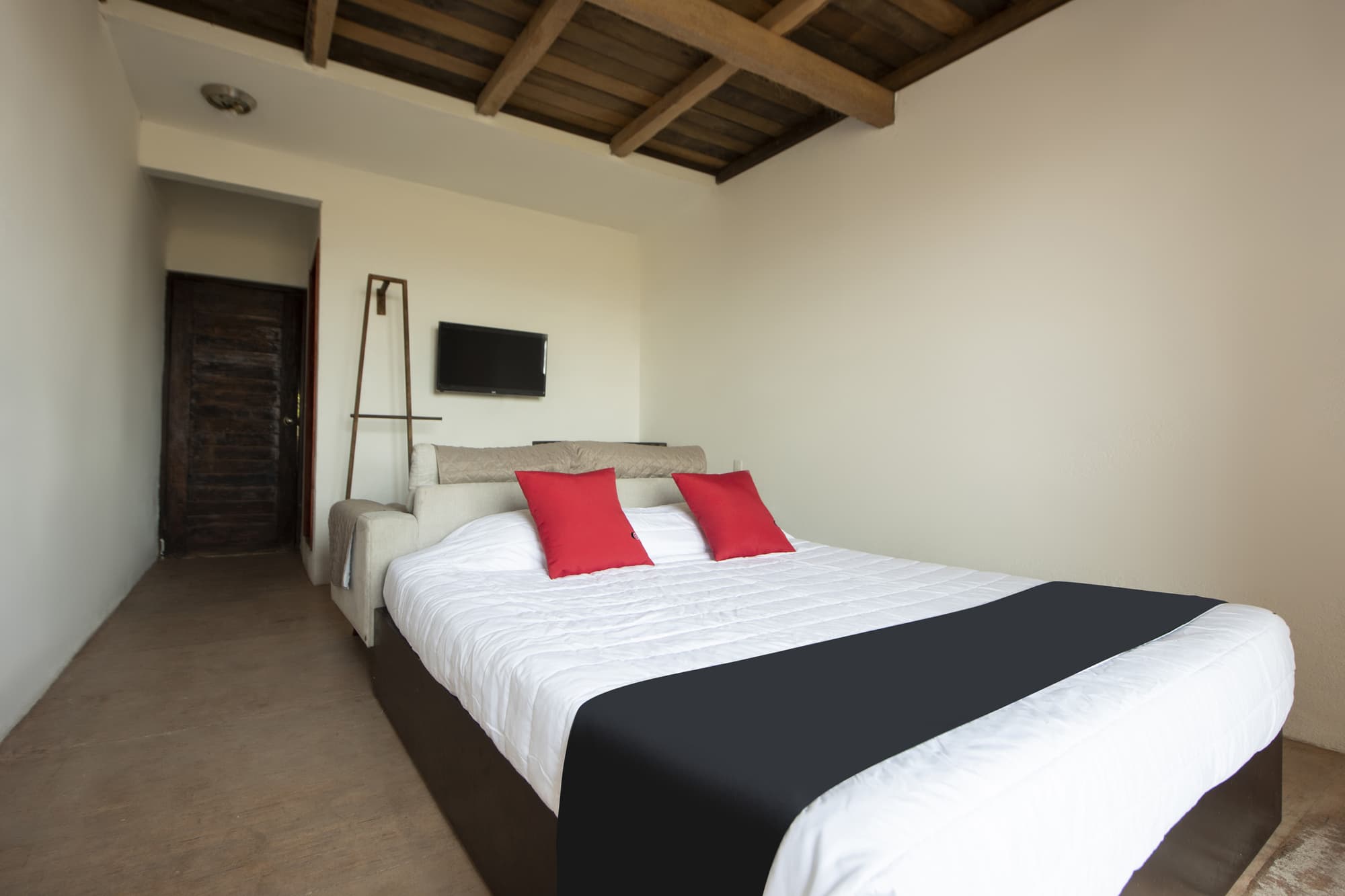 Capital O Verdemar, Room