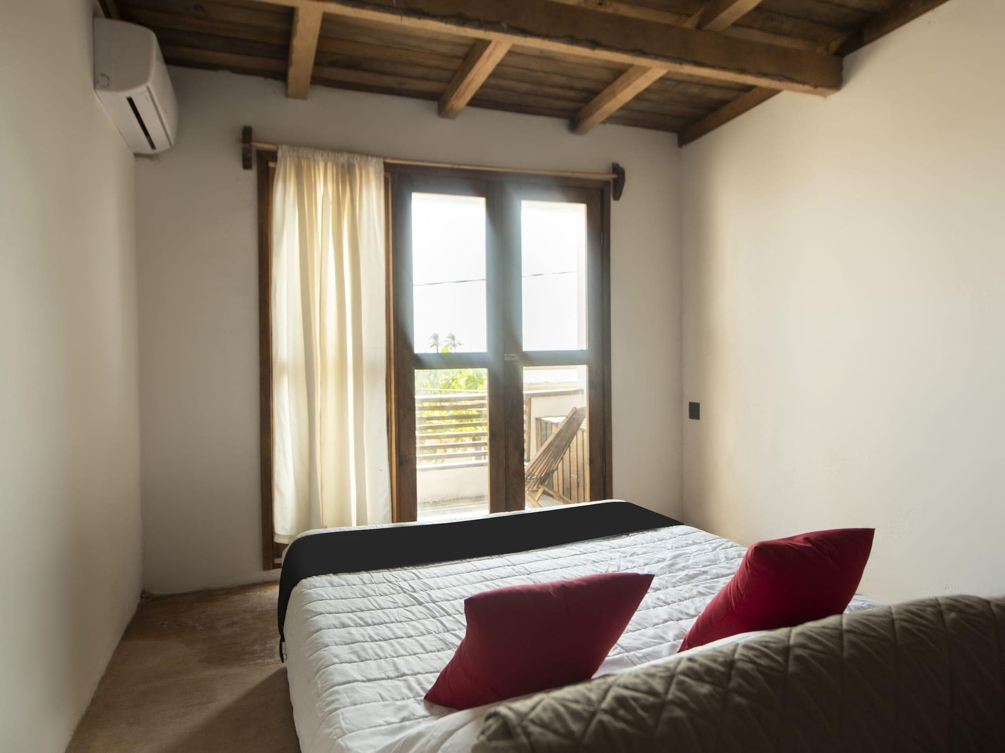 Capital O Verdemar, Room