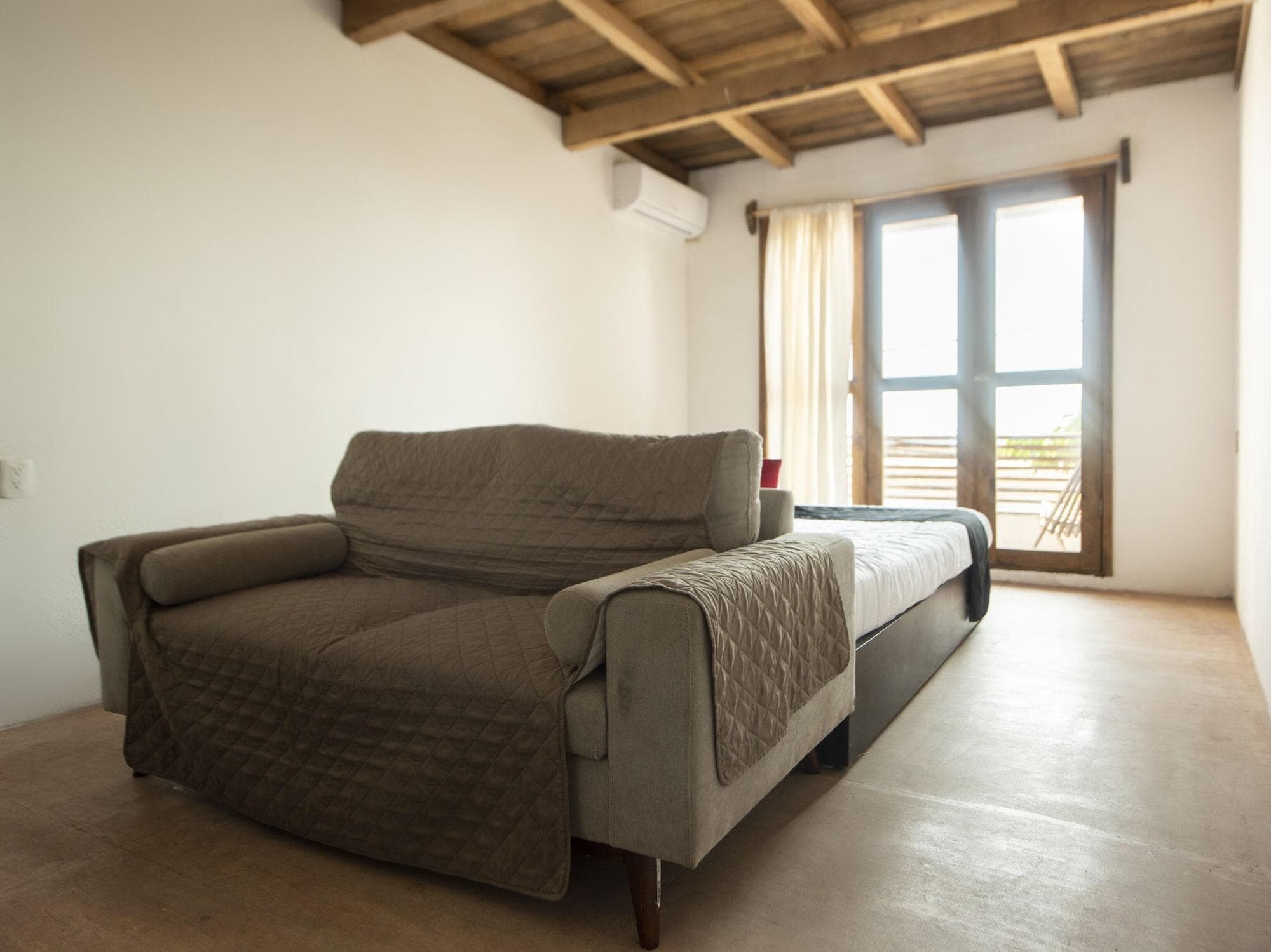 Capital O Verdemar, Room