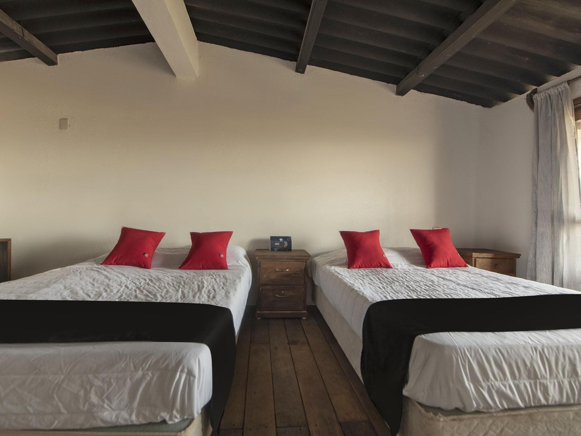 Capital O Verdemar, Room