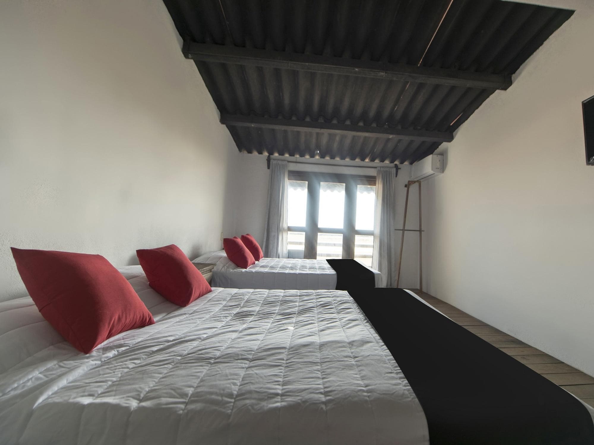 Capital O Verdemar, Room