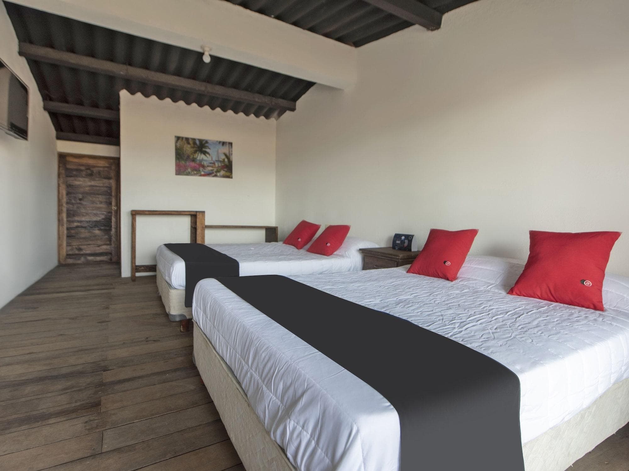 Capital O Verdemar, Room