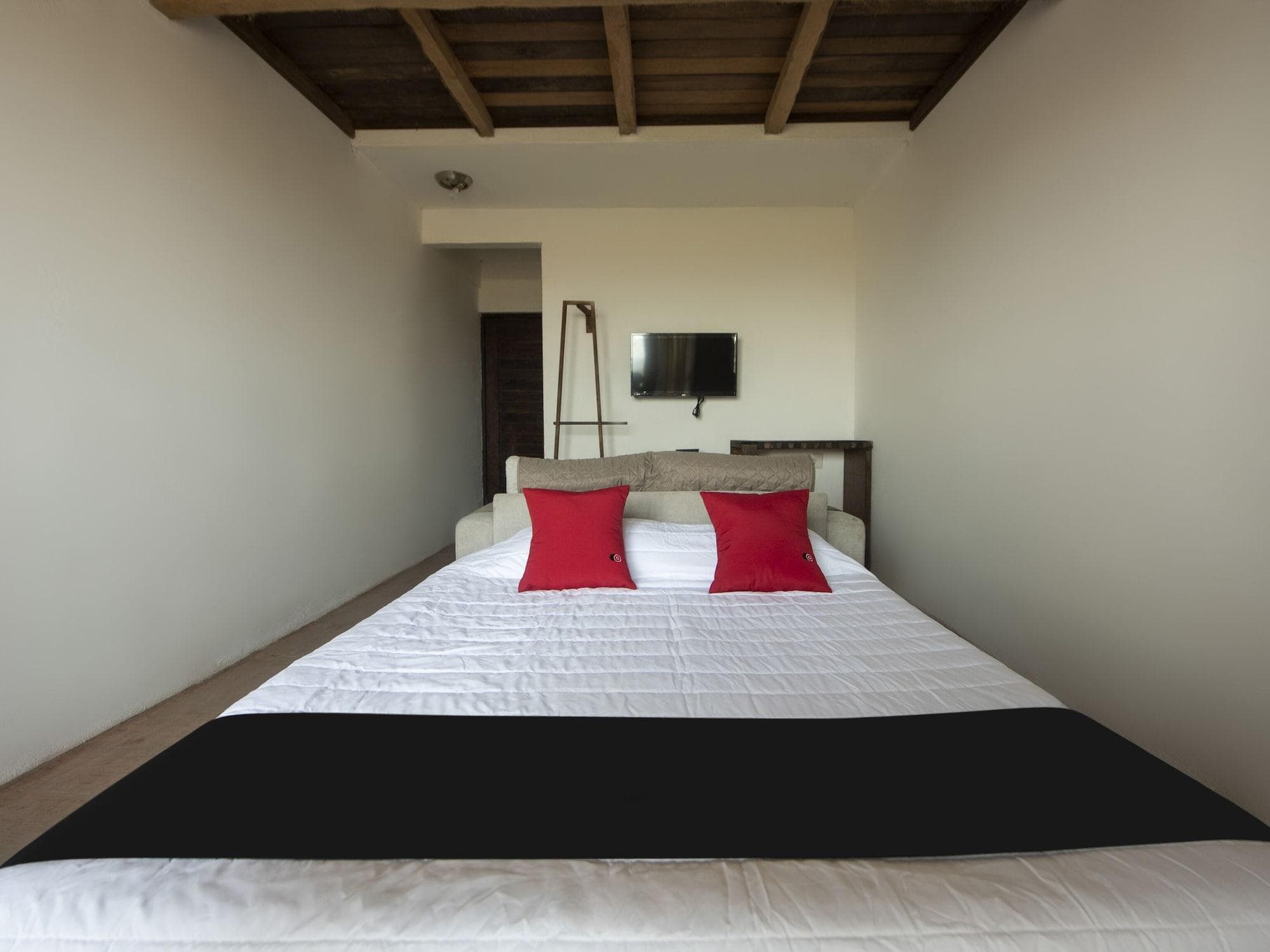 Capital O Verdemar, Room