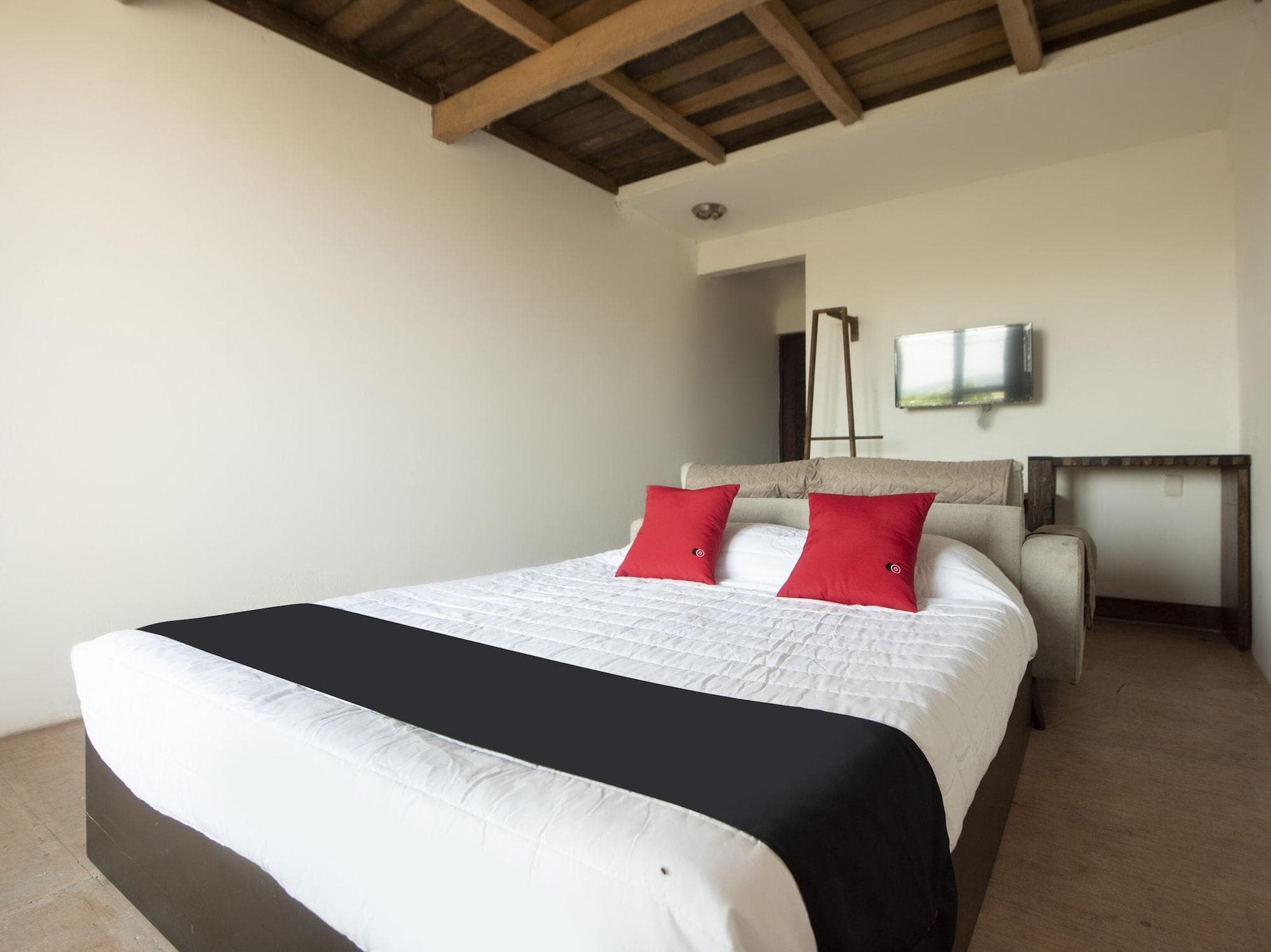 Capital O Verdemar, Room