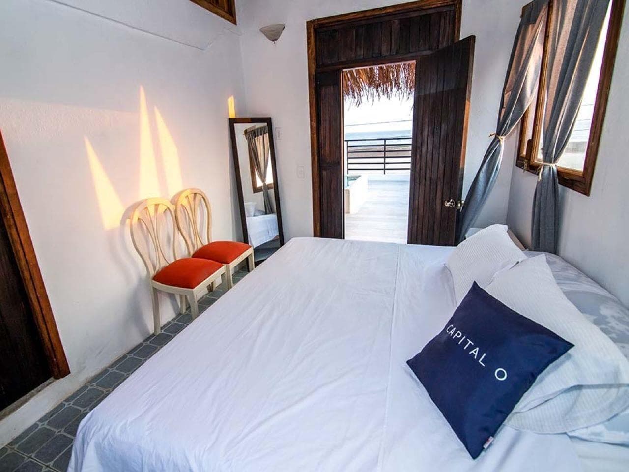 Capital O Verdemar, Room