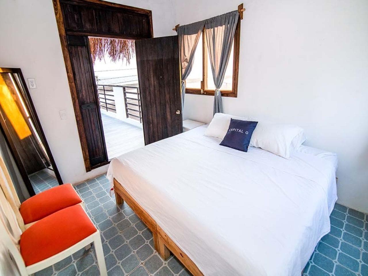 Capital O Verdemar, Room