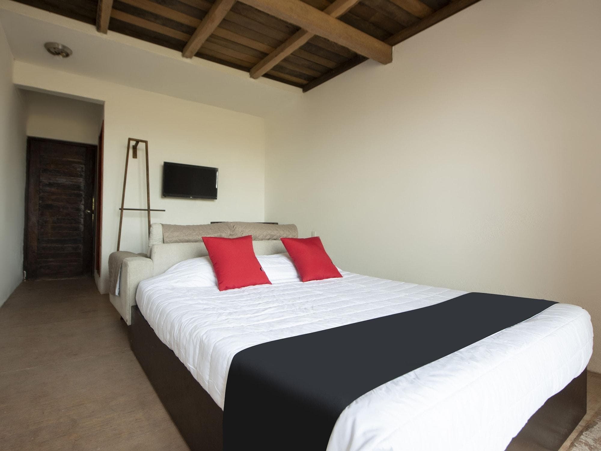 Capital O Verdemar, Room