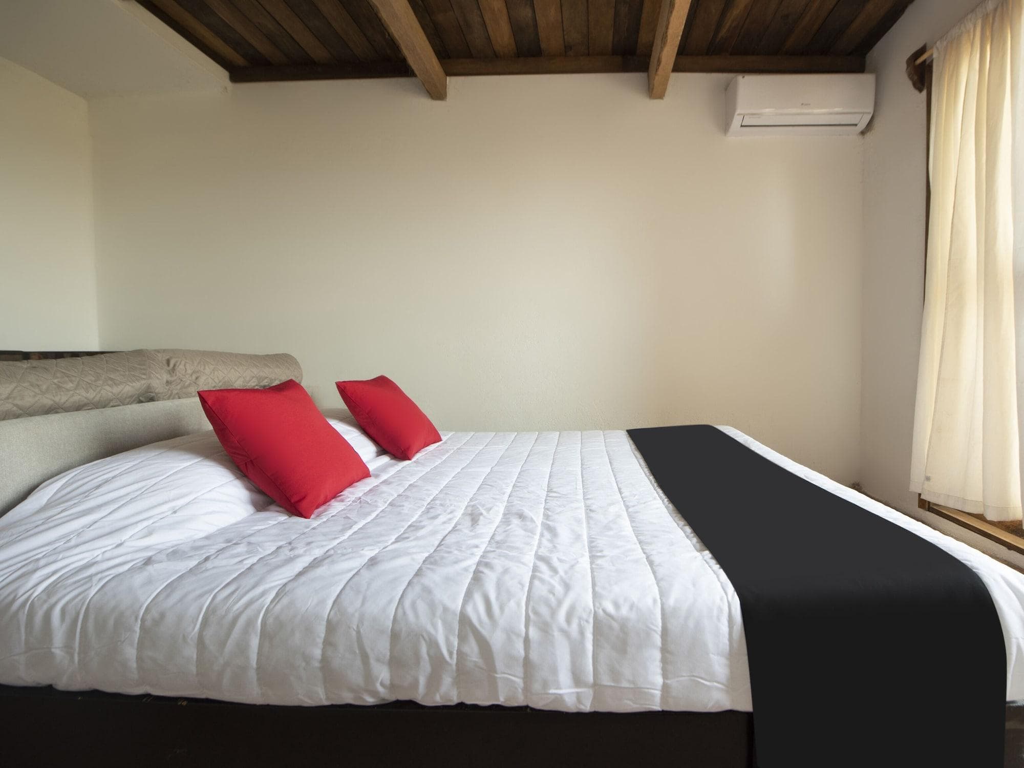 Capital O Verdemar, Room