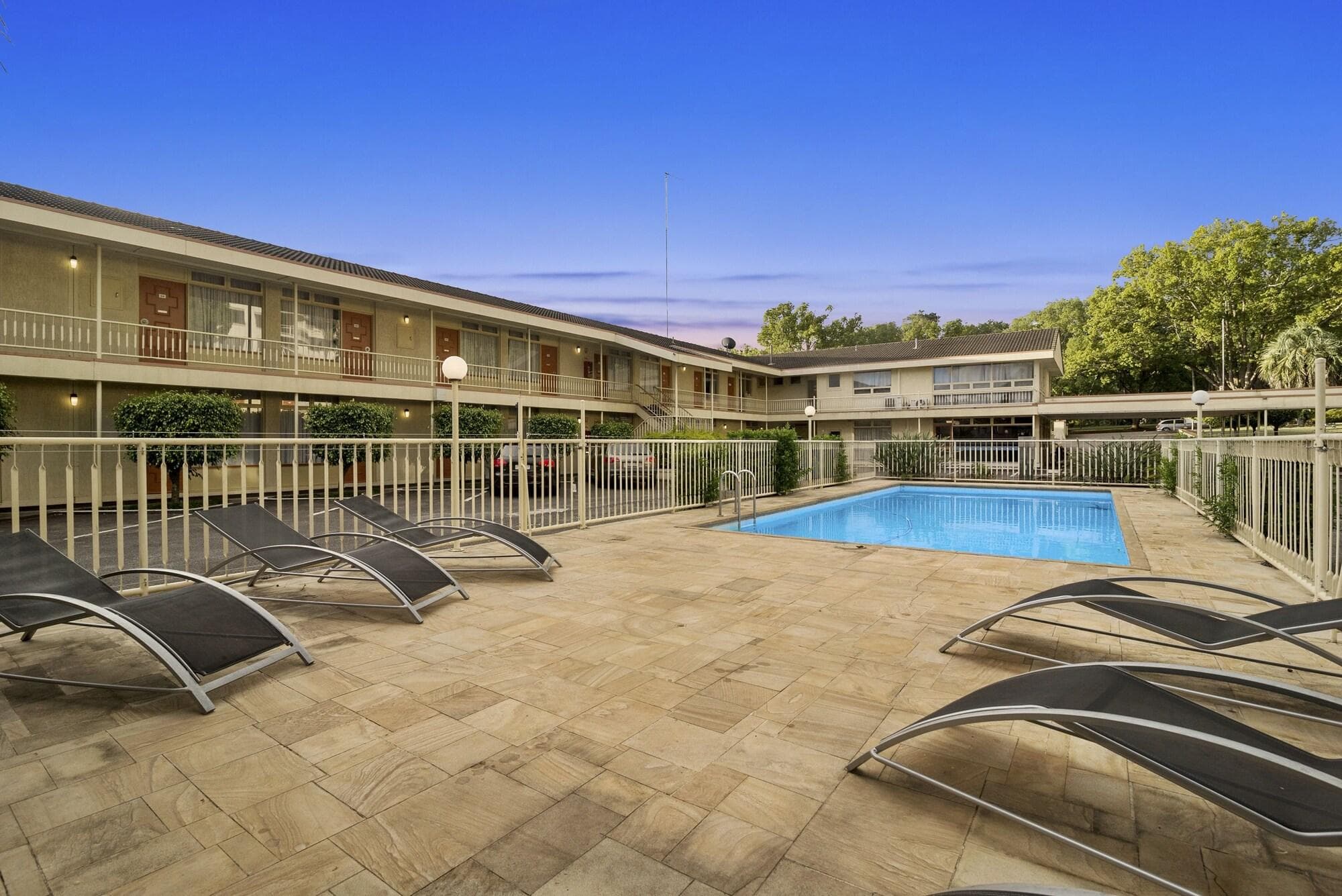 Park Motor Inn, Sports and Entertainment