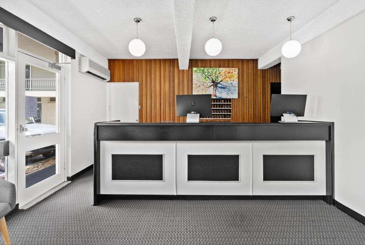 Park Motor Inn, Lobby