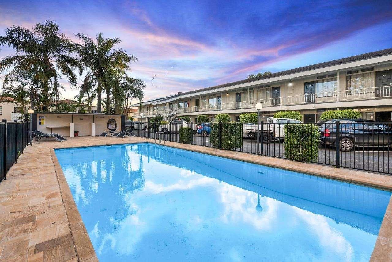 Park Motor Inn, Pool