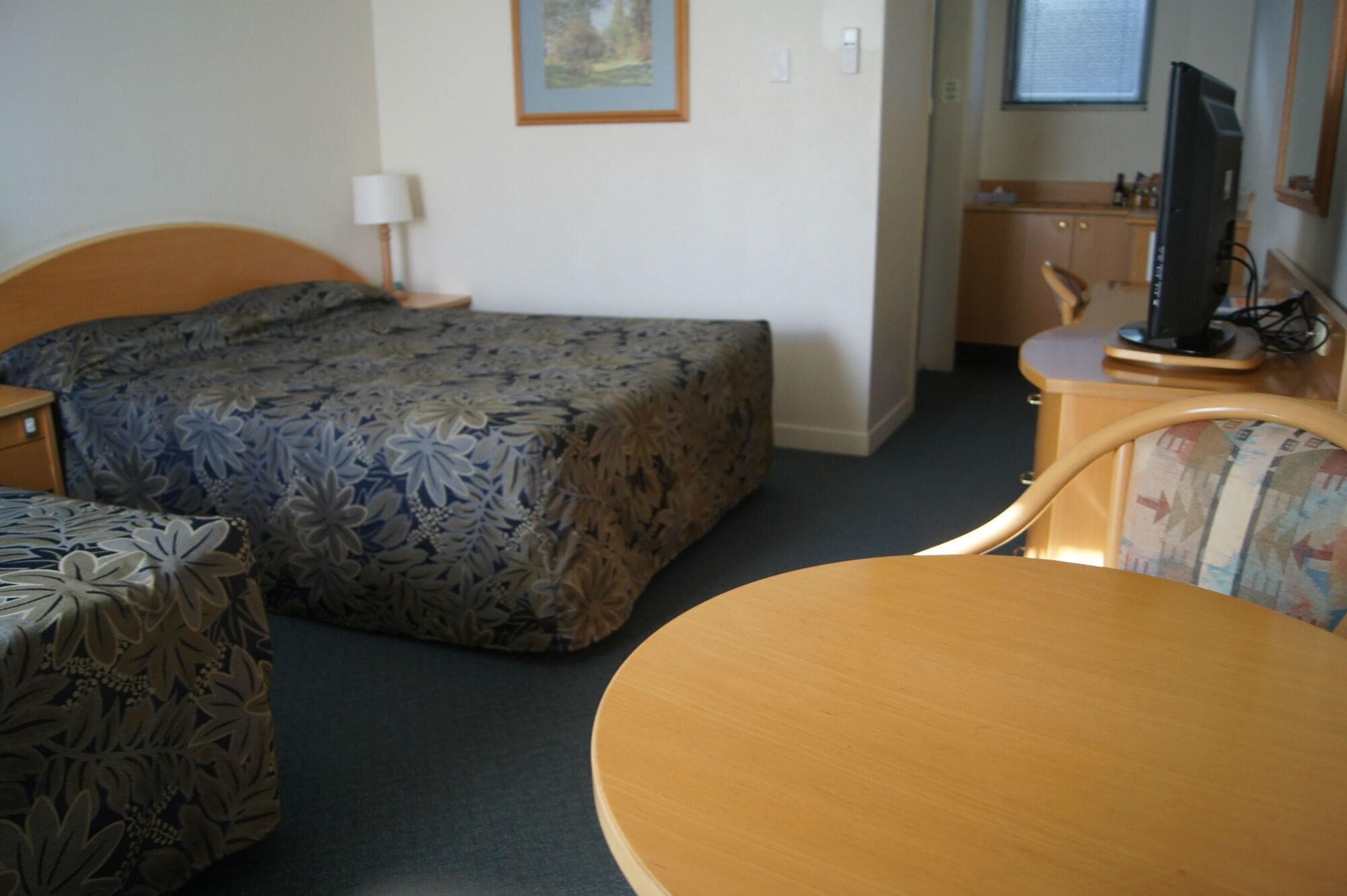 Park Motor Inn, Room