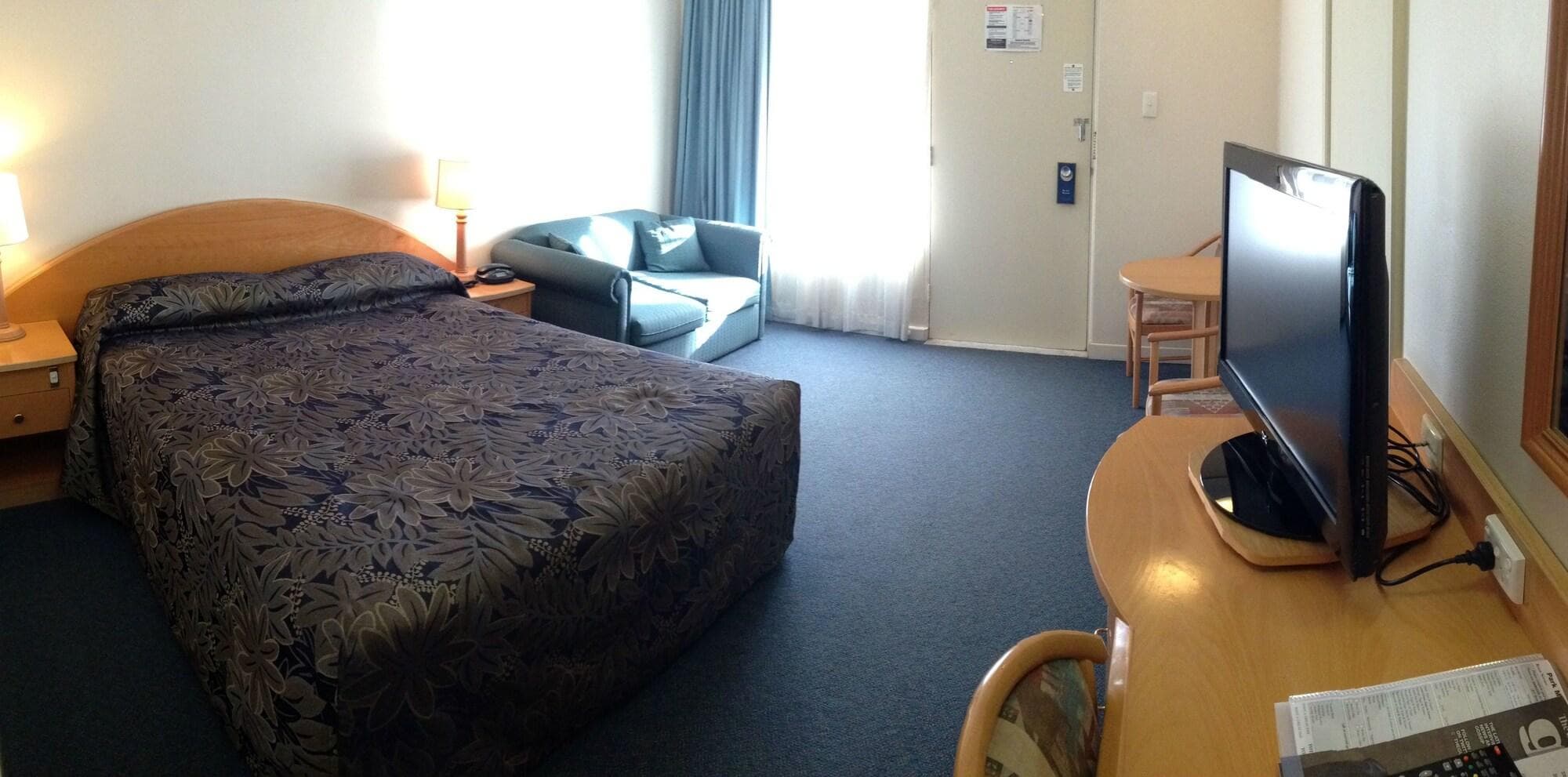 Park Motor Inn, Room