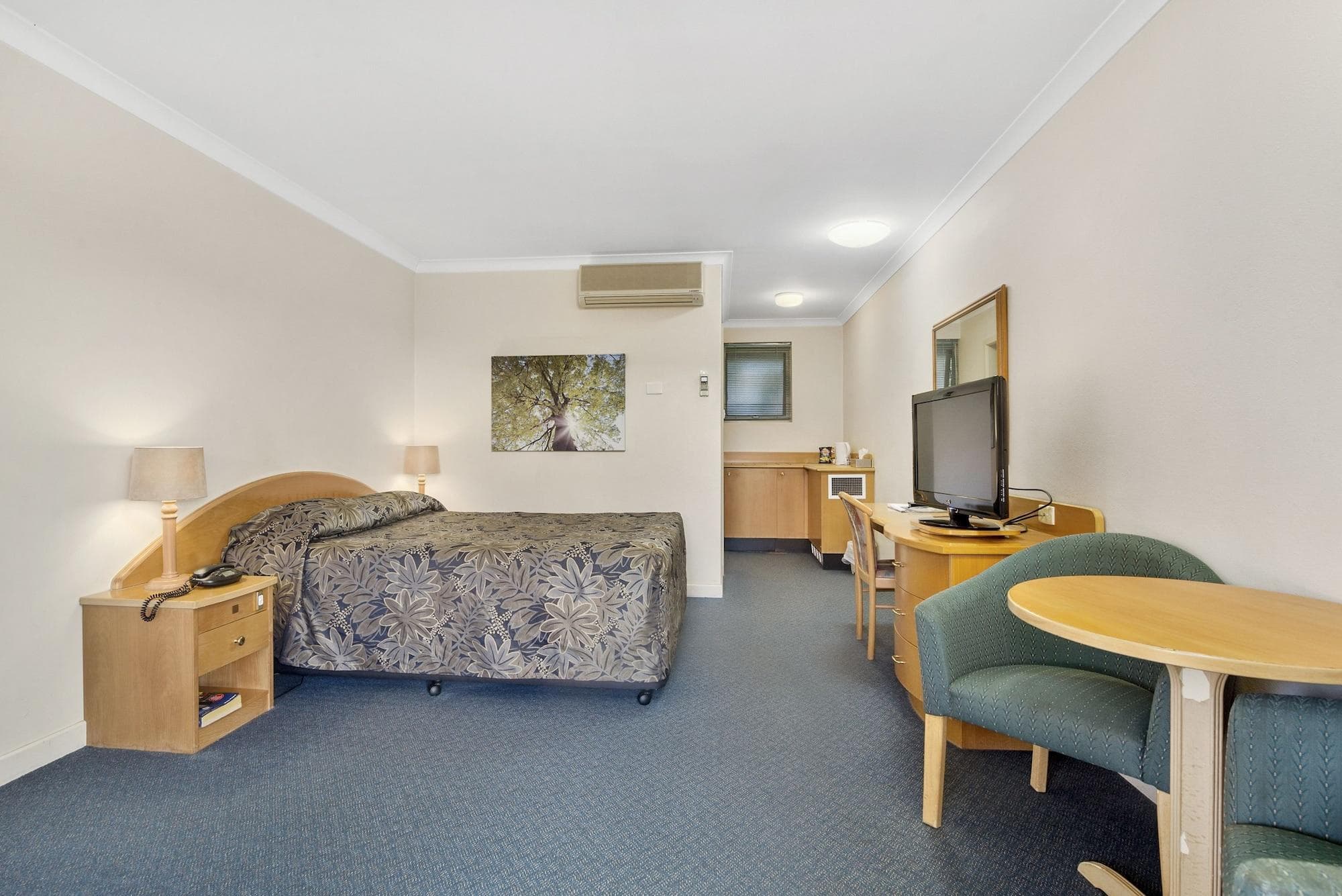 Park Motor Inn, Room