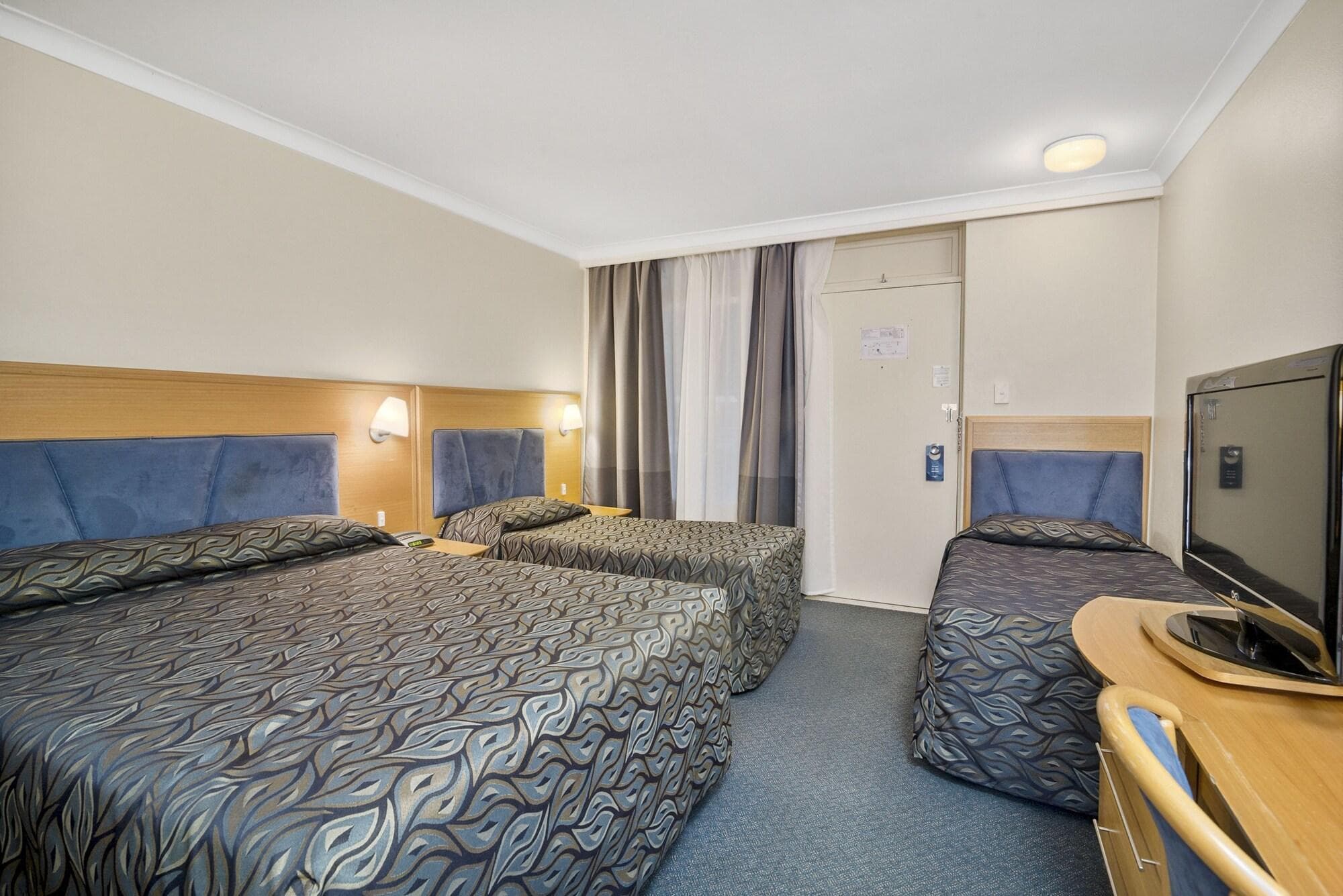 Park Motor Inn, Room