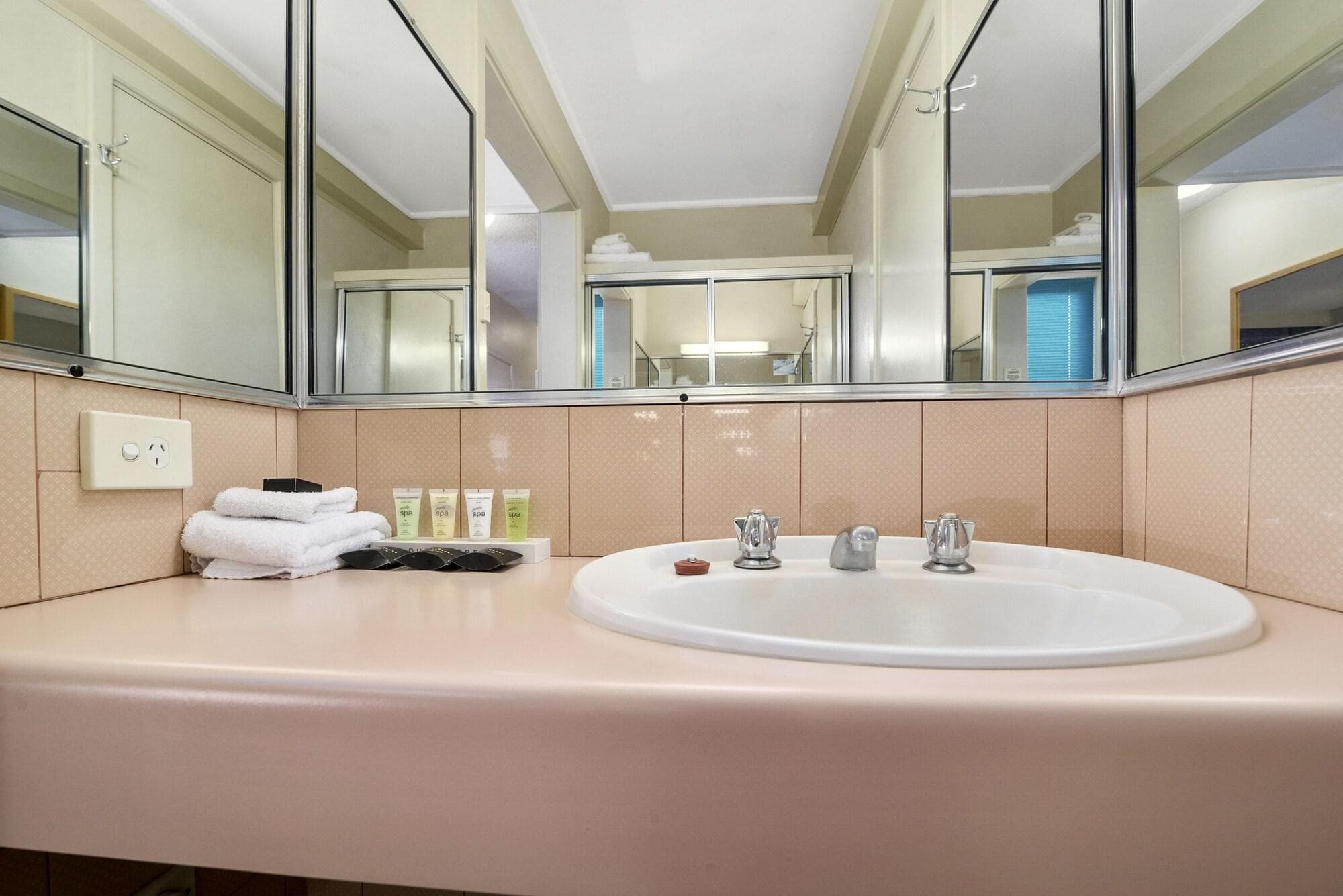 Park Motor Inn, Room