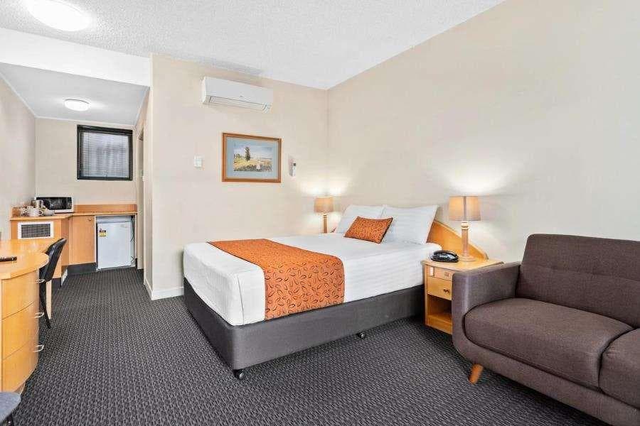 Park Motor Inn, Room
