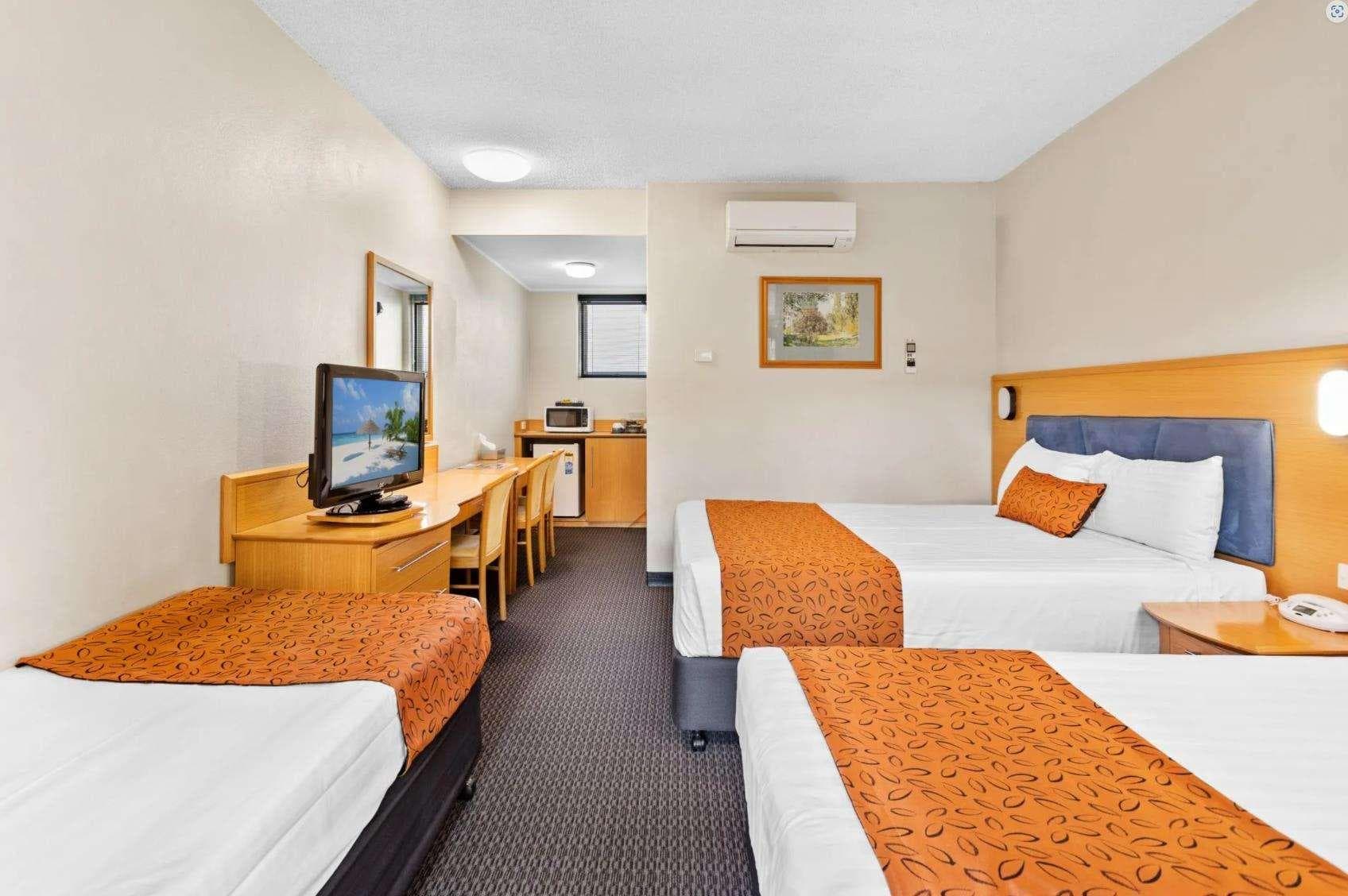 Park Motor Inn, Room