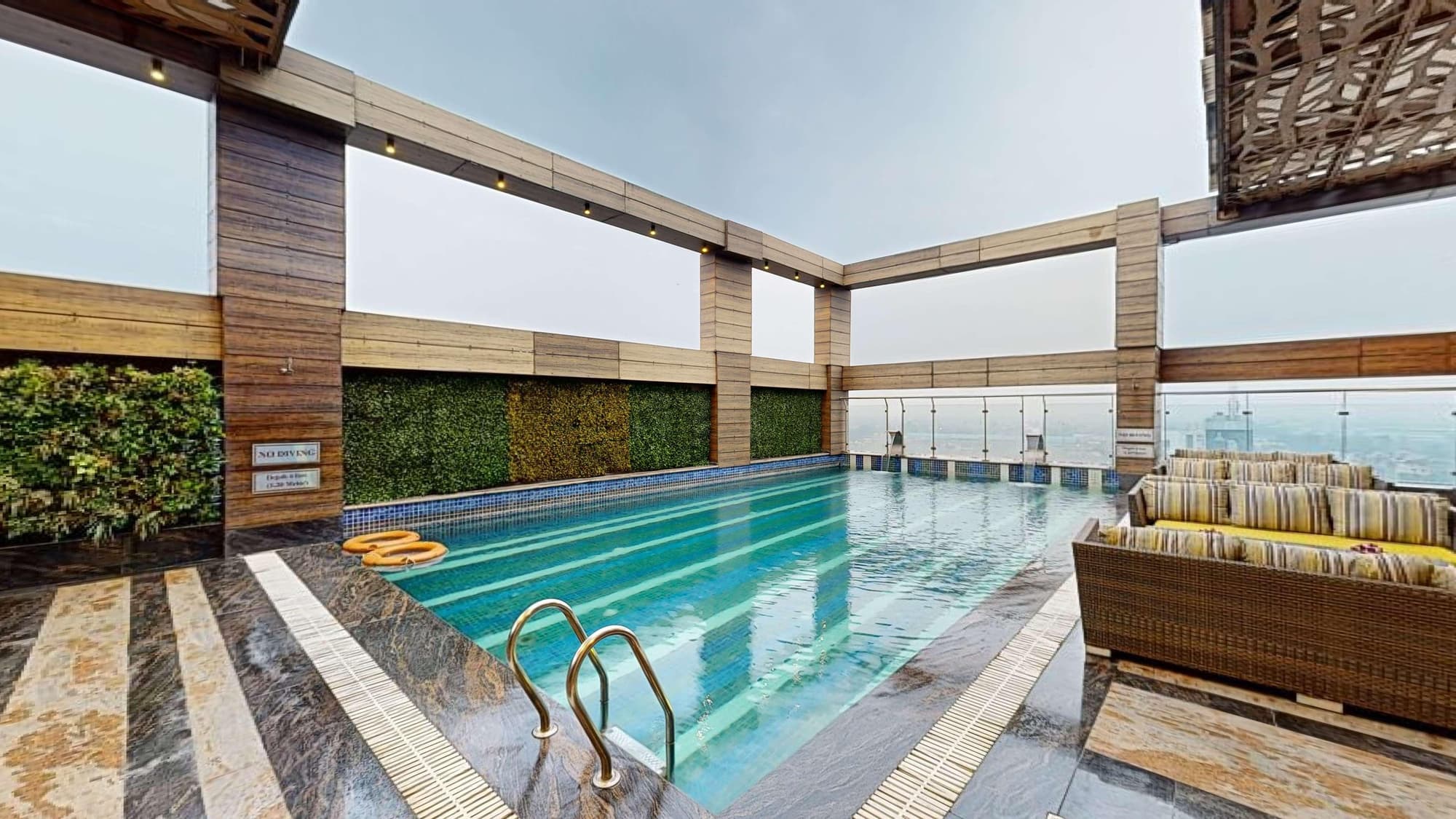 Radisson Blu Towers Kaushambi Delhi NCR, Pool