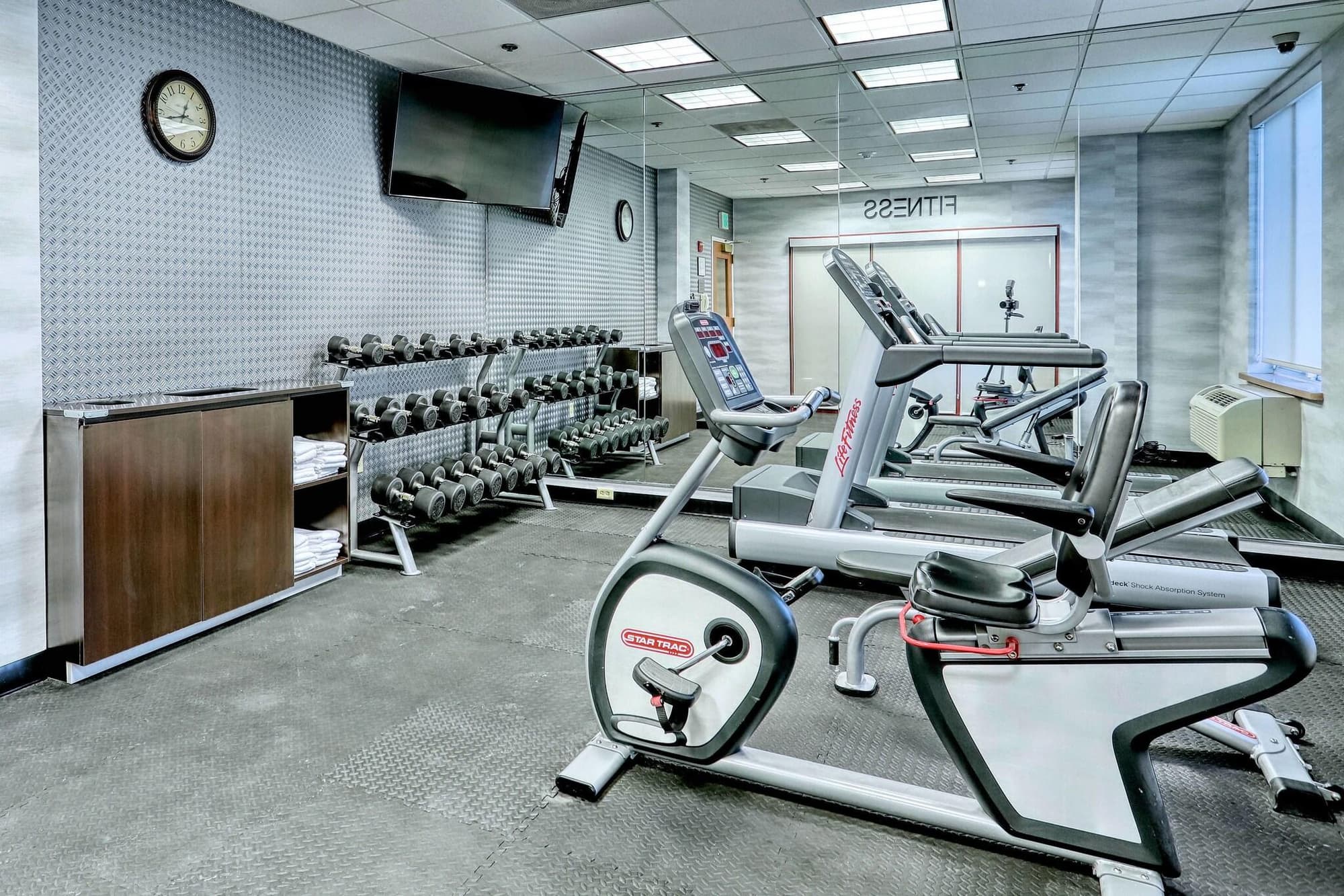 Fairfield Inn & Suites Woodbridge, Sports and Entertainment