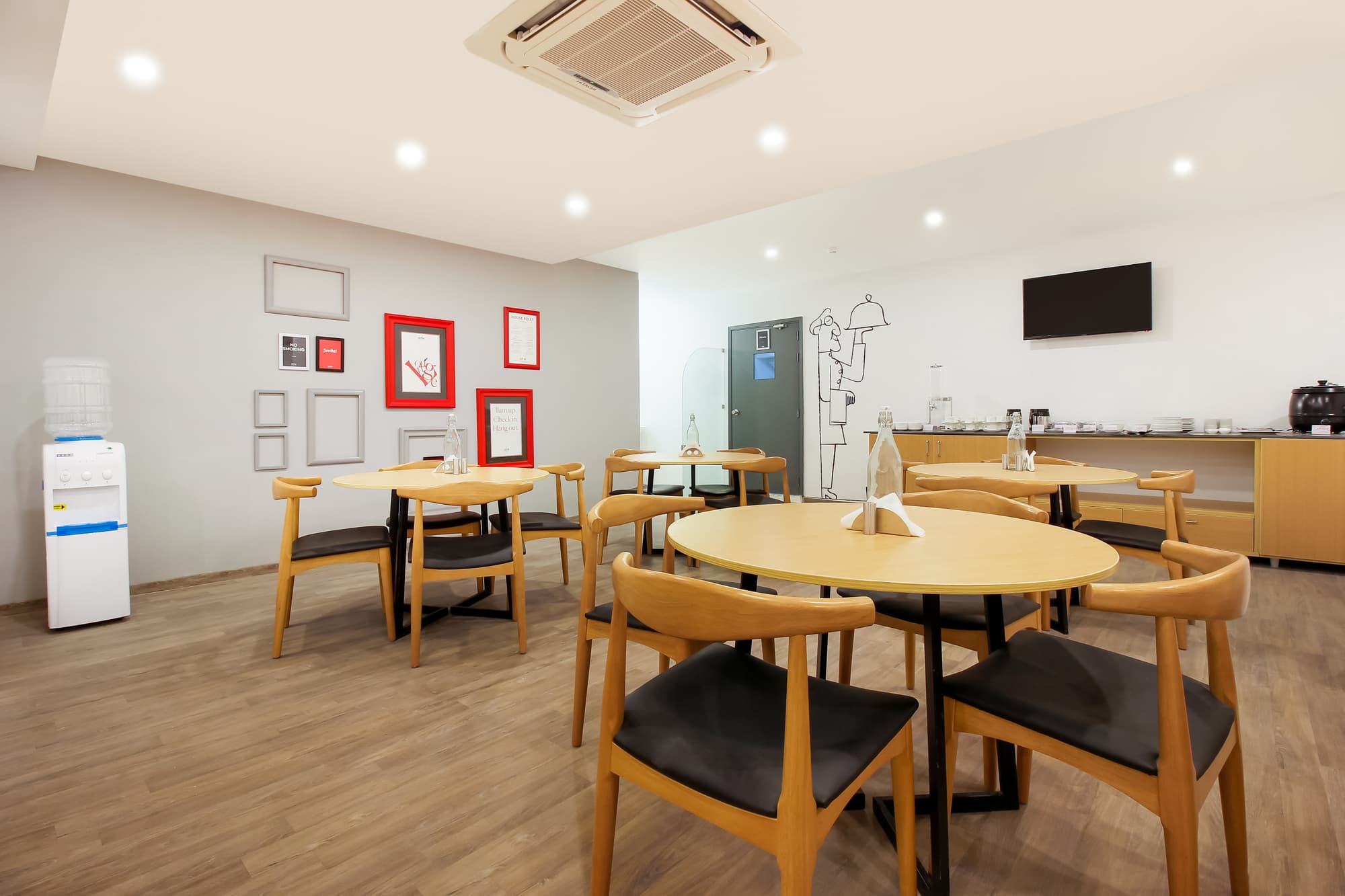 Super Townhouse The Cinco Htl near ESI Hospital, Restaurant