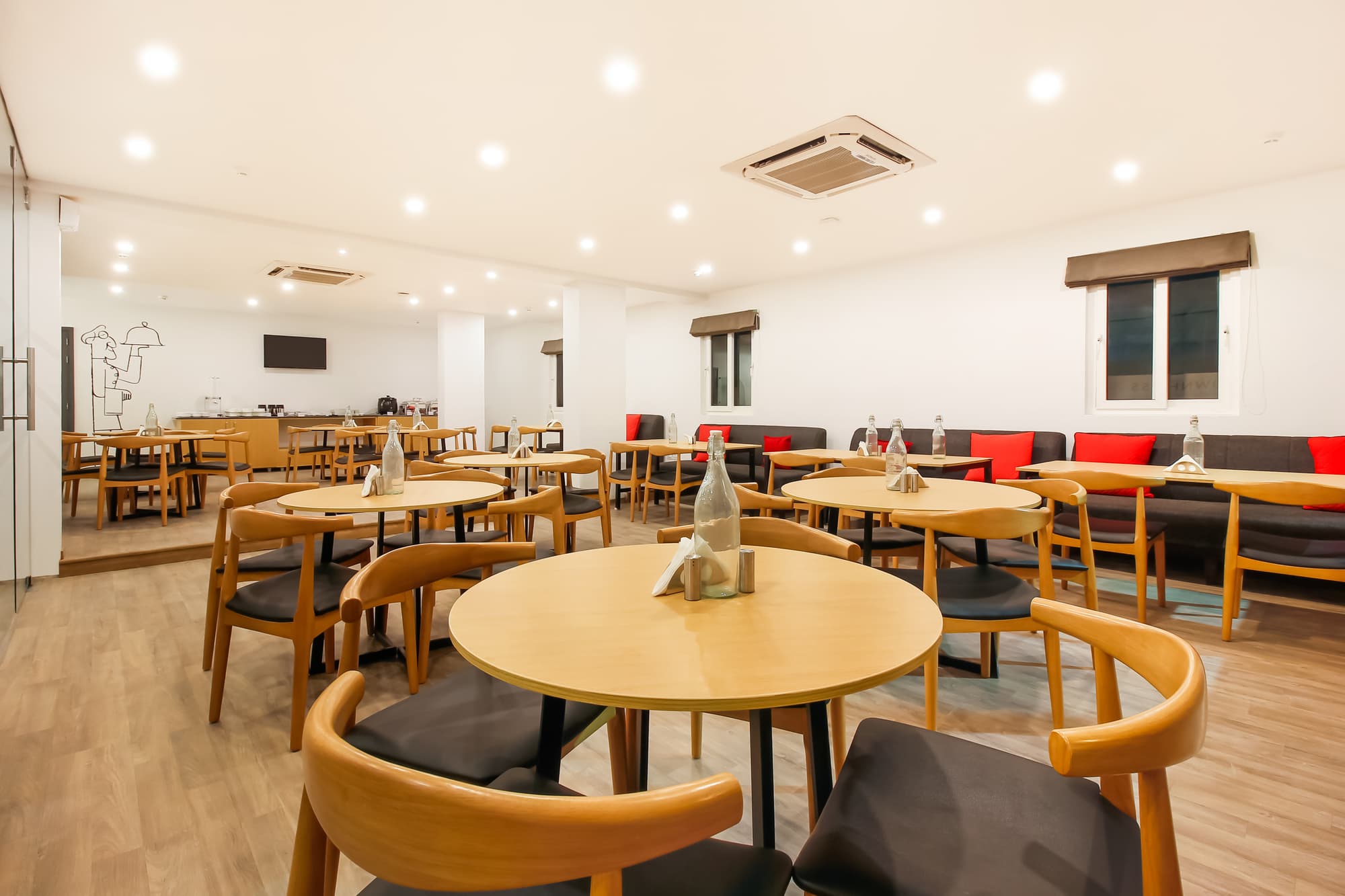 Super Townhouse The Cinco Htl near ESI Hospital, Restaurant