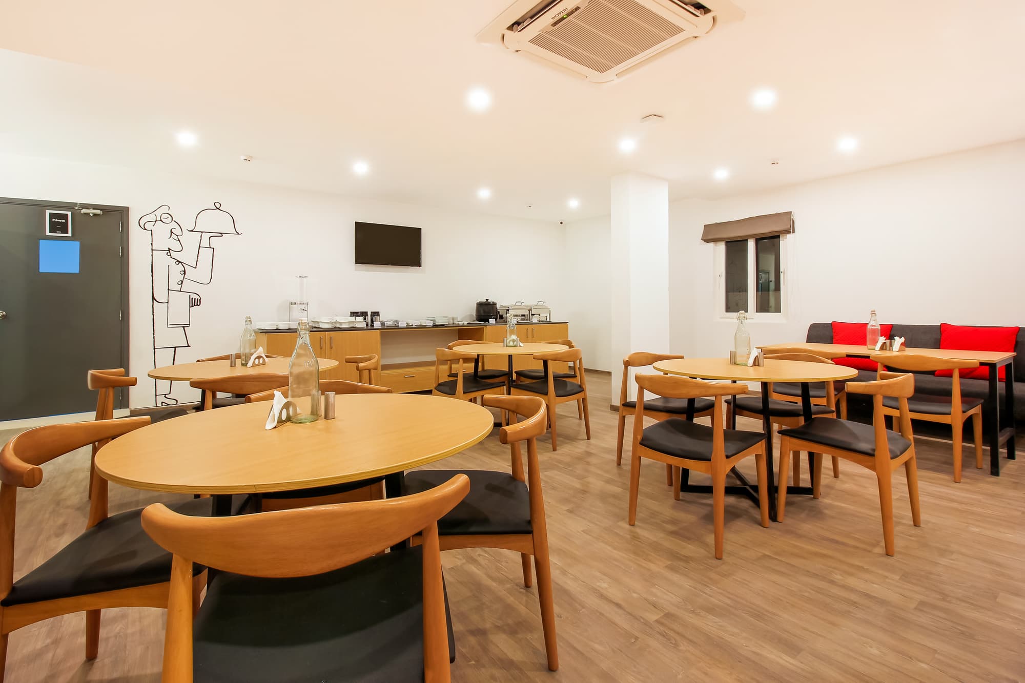 Super Townhouse The Cinco Htl near ESI Hospital, Restaurant