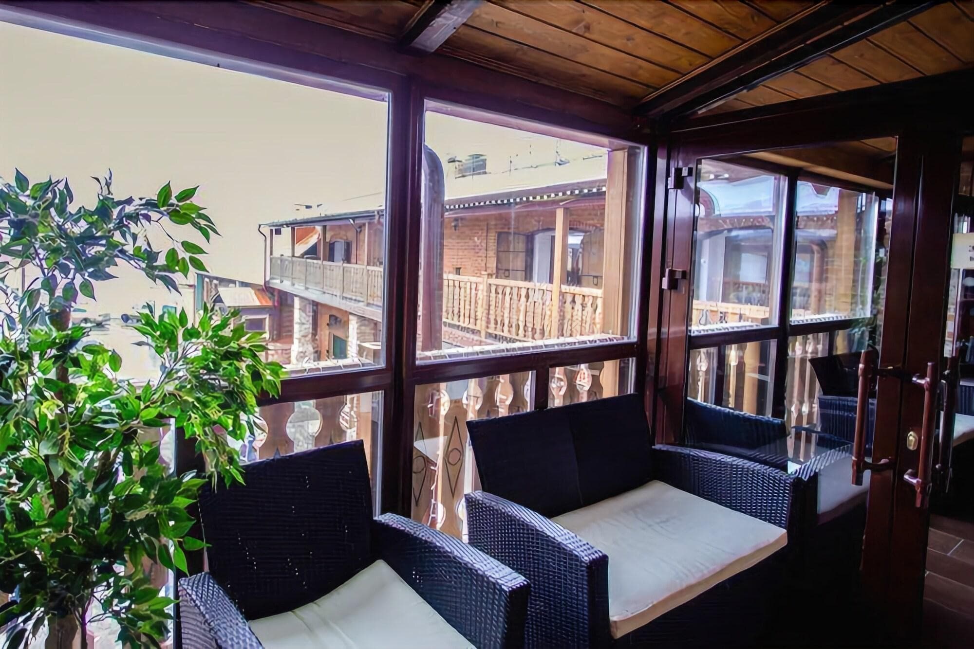 Tatarskaya Usadba, Lobby