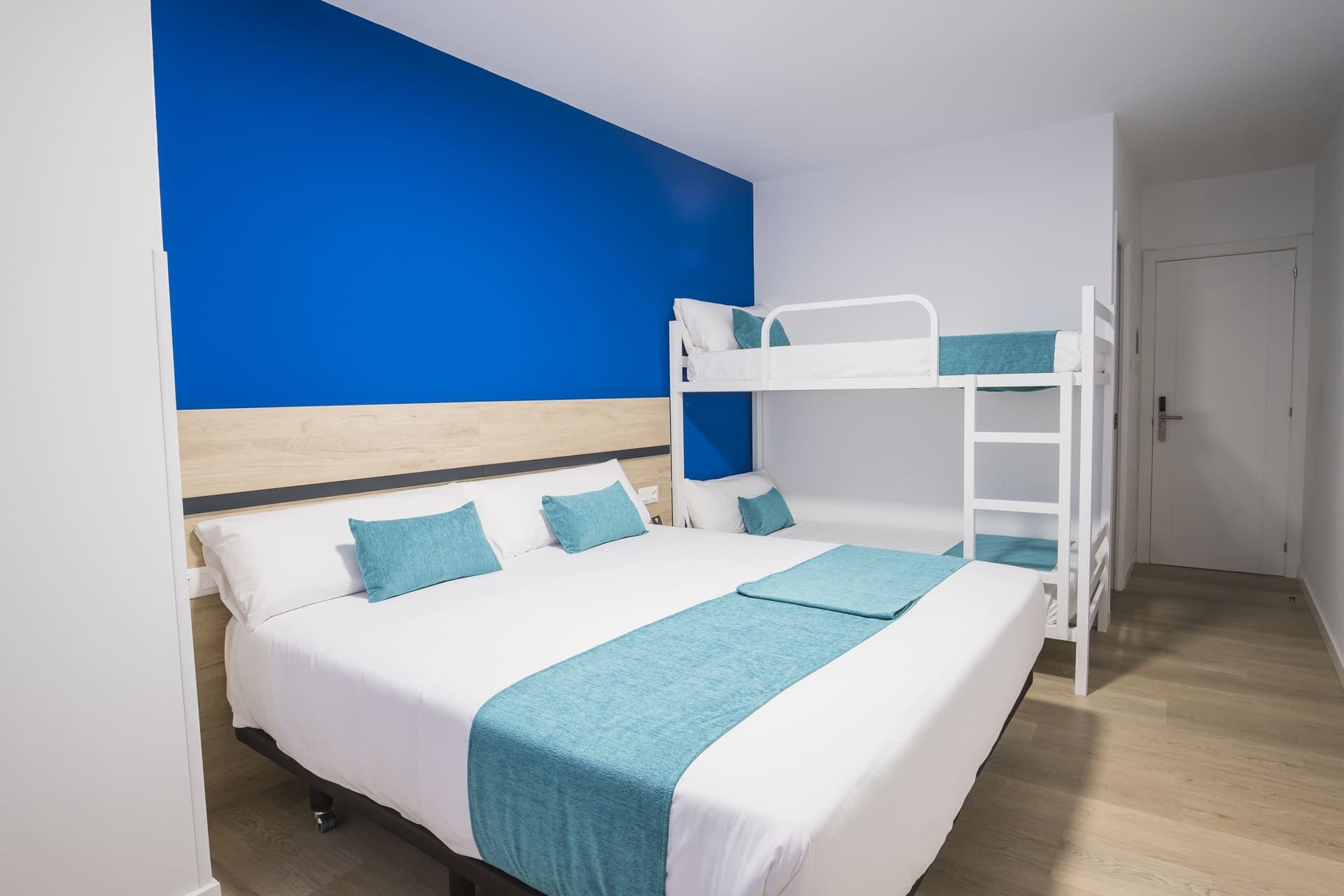 Alda Coruñamar, Room