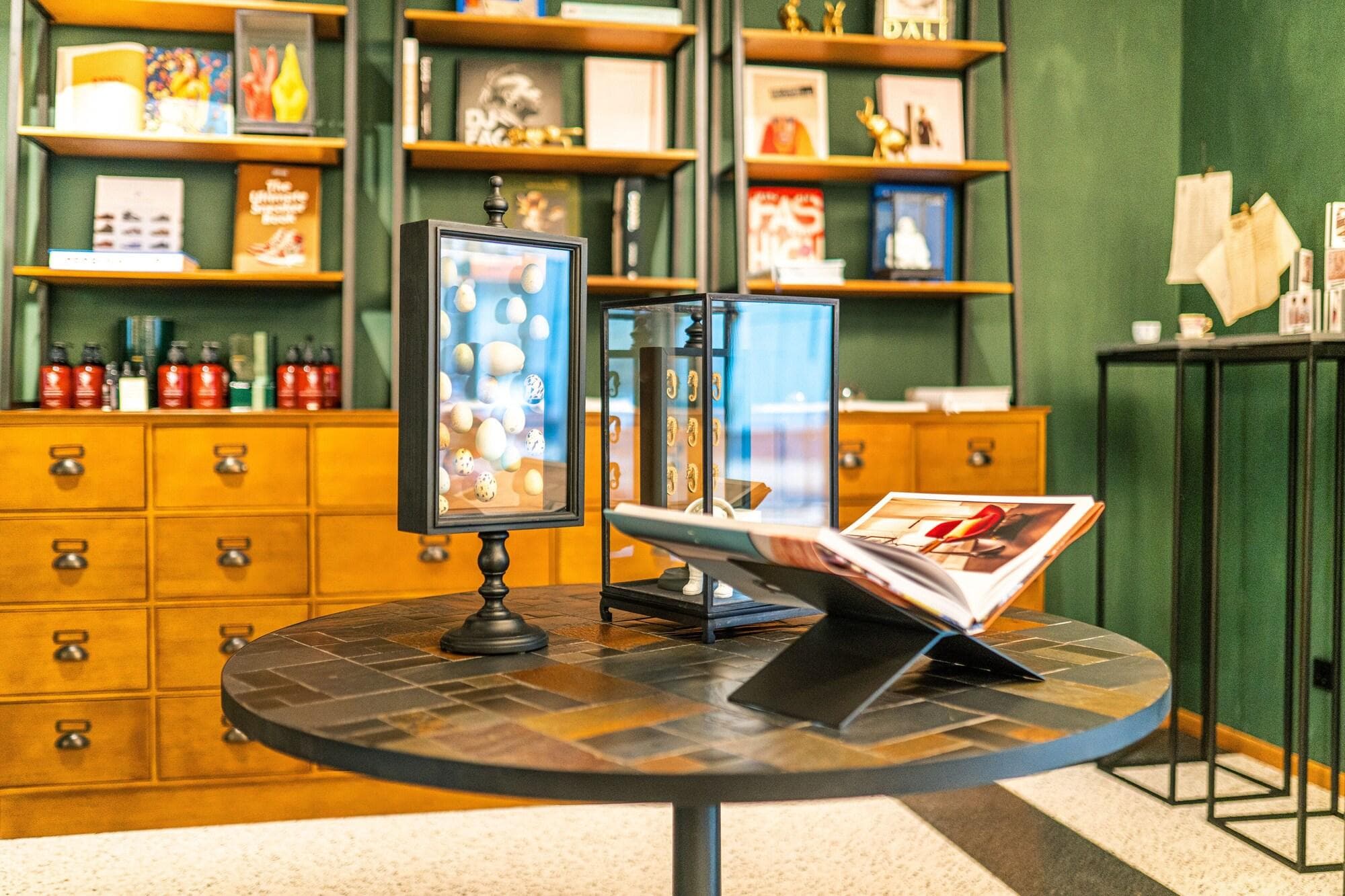 The Collector, Lobby