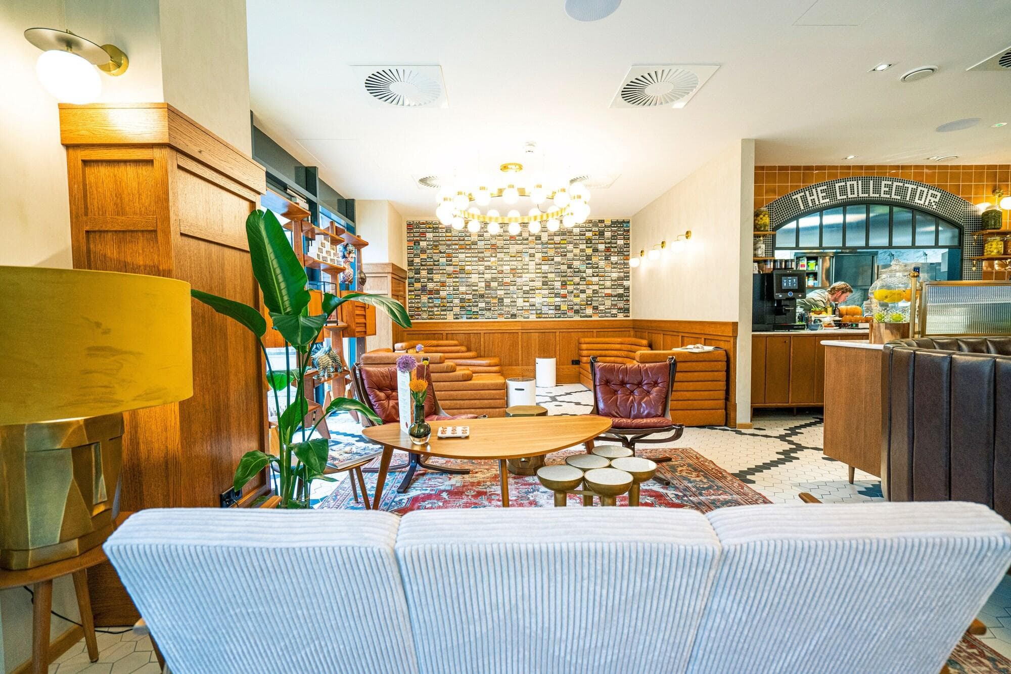 The Collector, Lobby